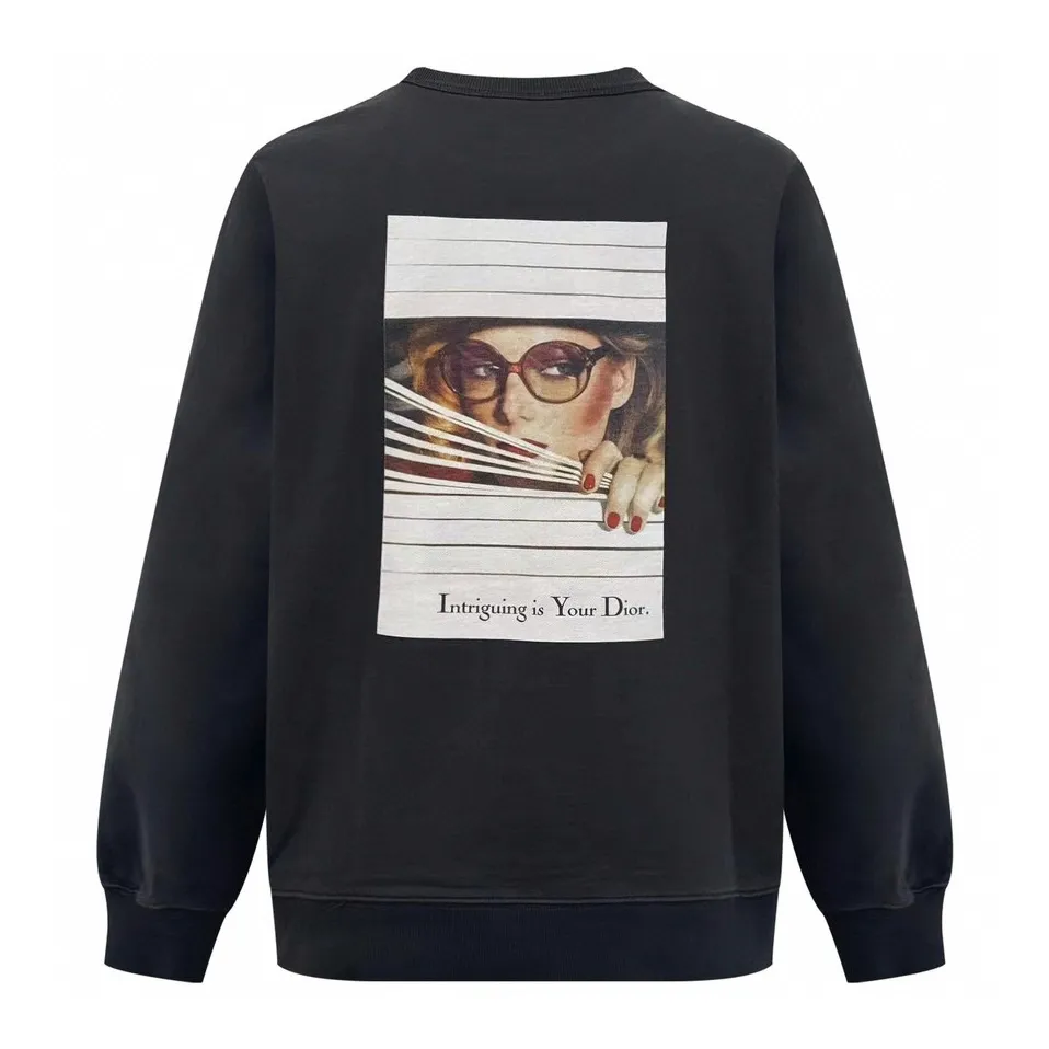 🅿️370 [Exclusive supply] CD Shutter Portrait Printed Round Neck Sweatshirt. The original purchase was 12,500 and developed. The fabric is made of custom-dyed dark elegant double-ply cotton velvet material. It has excellent texture and is comfortable and close to the skin. It is laid out in a deep and advanced gray tone. The chest is decorated with Christian Dior Couture prints. The simple posture shows unique charm. It complements the text "Intriguing is Your Dior" on the back panel. It is a very beautiful picture. The retro-style portrait pattern of the 1980s comes into view. The picture of the character peeking out from between the stripes is very visually impactful. With the unique publicity and unruliness of that era, it becomes the focus of attention and uses glue printing. The chest printing has been modified three times by the film screen. The pattern is printed on the fabric using glue liquid paint. The fabric is baked to fix the printing pattern and printed using digital direct injection technology. Analyze the original typesetting by machine. Convert the pattern information into a digital signal. Inject the dye directly onto the surface of the fabric to achieve a high-resolution printing effect with clear details. The color is natural, and the fabrics have been washed, so the hand feel and texture are better. It is not easy to deform, shrink or fade, and maintains long-term beauty. Size:S/M/L/XL