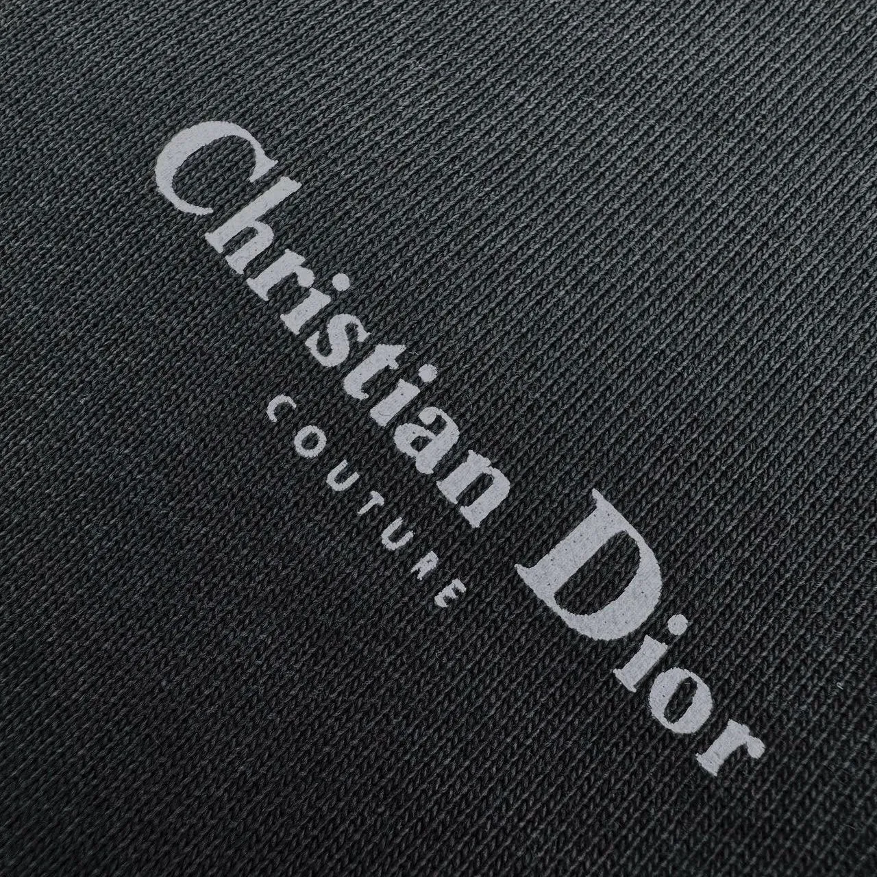 🅿️370 [Exclusive supply] CD Shutter Portrait Printed Round Neck Sweatshirt. The original purchase was 12,500 and developed. The fabric is made of custom-dyed dark elegant double-ply cotton velvet material. It has excellent texture and is comfortable and close to the skin. It is laid out in a deep and advanced gray tone. The chest is decorated with Christian Dior Couture prints. The simple posture shows unique charm. It complements the text "Intriguing is Your Dior" on the back panel. It is a very beautiful picture. The retro-style portrait pattern of the 1980s comes into view. The picture of the character peeking out from between the stripes is very visually impactful. With the unique publicity and unruliness of that era, it becomes the focus of attention and uses glue printing. The chest printing has been modified three times by the film screen. The pattern is printed on the fabric using glue liquid paint. The fabric is baked to fix the printing pattern and printed using digital direct injection technology. Analyze the original typesetting by machine. Convert the pattern information into a digital signal. Inject the dye directly onto the surface of the fabric to achieve a high-resolution printing effect with clear details. The color is natural, and the fabrics have been washed, so the hand feel and texture are better. It is not easy to deform, shrink or fade, and maintains long-term beauty. Size:S/M/L/XL