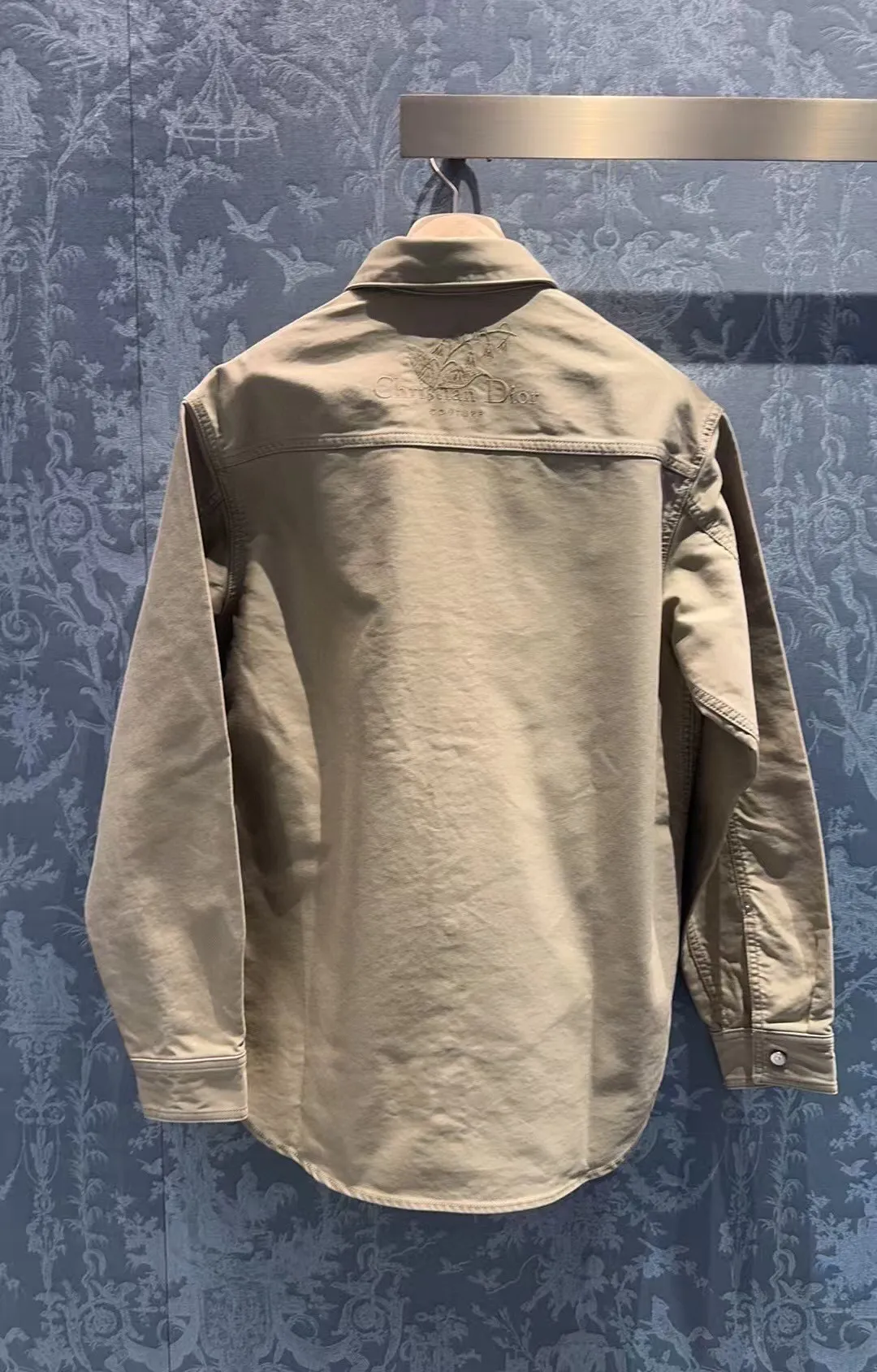 🅿️500 white background photo shooting🎬 🆚 Real photos of the counter (only high-quality products🔥ZP version, no pressure to enter and exit the cabinet) -Dior official website models are released simultaneously. Lily of the Valley fine embroidery woven cotton twill casual shirts for men and women -YB molded fabric details are the same. Full set of accessories customized to distinguish market currency. Welcome to compare -Color beige -Number 36 38 40 42