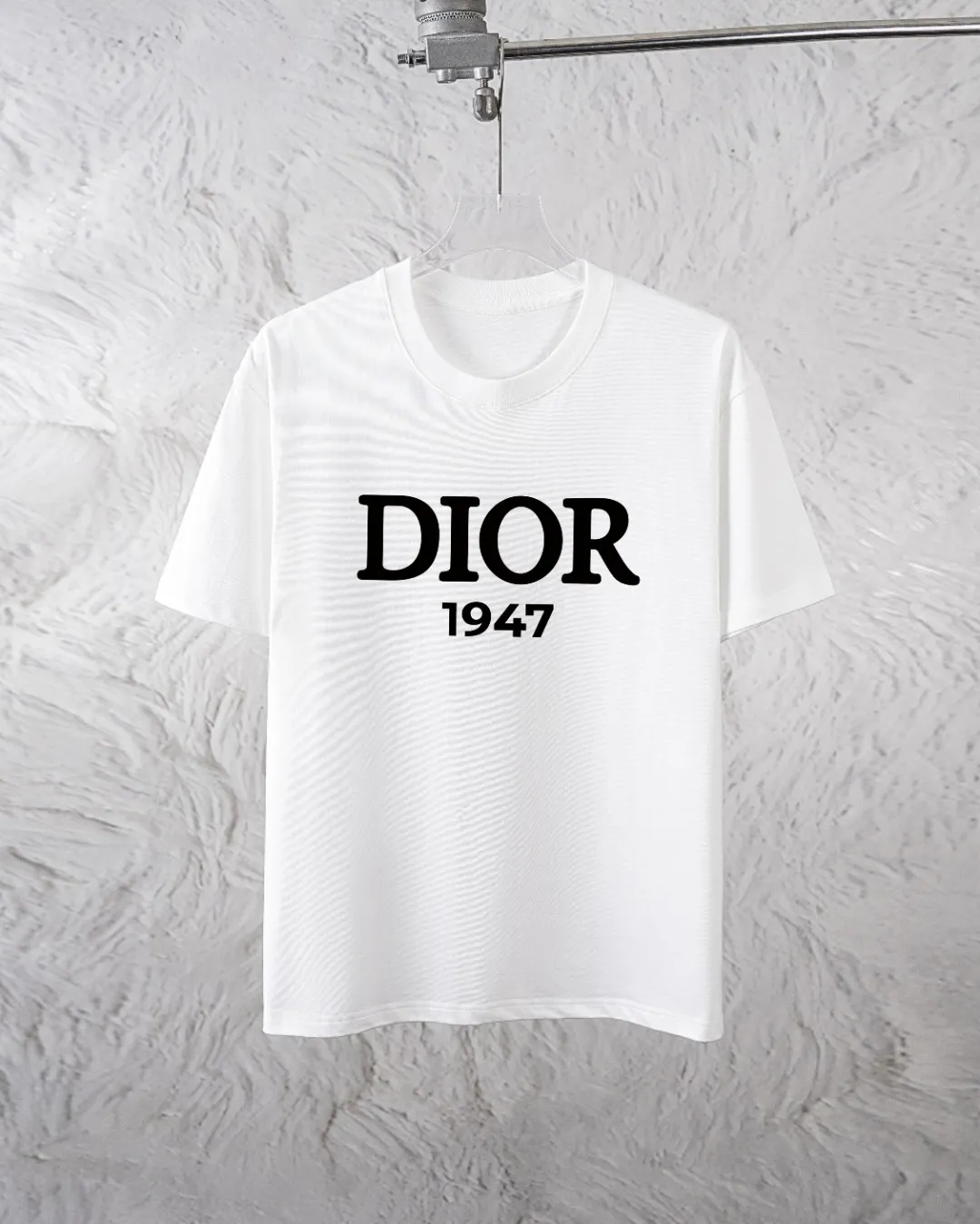 🅿️300 Dior Exclusively supplies the new trendy men’s fashionable round neck short-sleeved shorts suit, trendy and fashionable casual short-sleeved suit! It has high breathability and comfort, impeccable details, and brand element design concept, reflecting high quality. It presents a casual cut and the upper body shape is great! Material: 250g Xinjiang long-staple cotton short sleeves + 360g pure cotton terry shorts Size: S M L Due to manual measurement, there is a deviation of about 1-3CM in size.