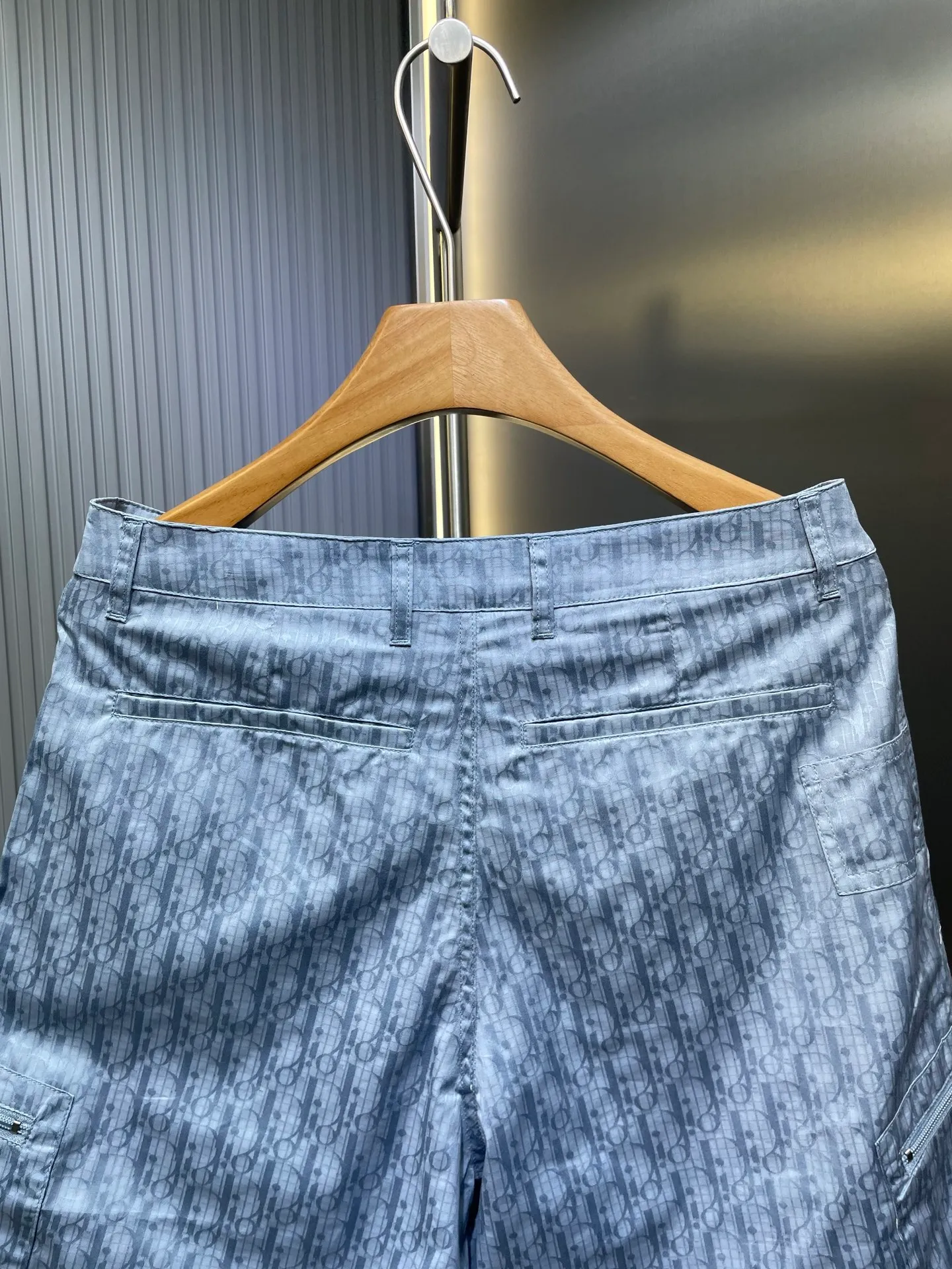 🅿️450 Dior🌟【Top Replica】The new 24ss shorts are from the 2024 beachwear limited series, showing Dior’s classic oblique print. Crafted from blue mulberry silk and cotton-blend jacquard, it has a relaxed fit with an elasticated waistband and slit side pockets. Wear with the matching shirt for a sophisticated summer look! Number of yards: 46.48.50.52.