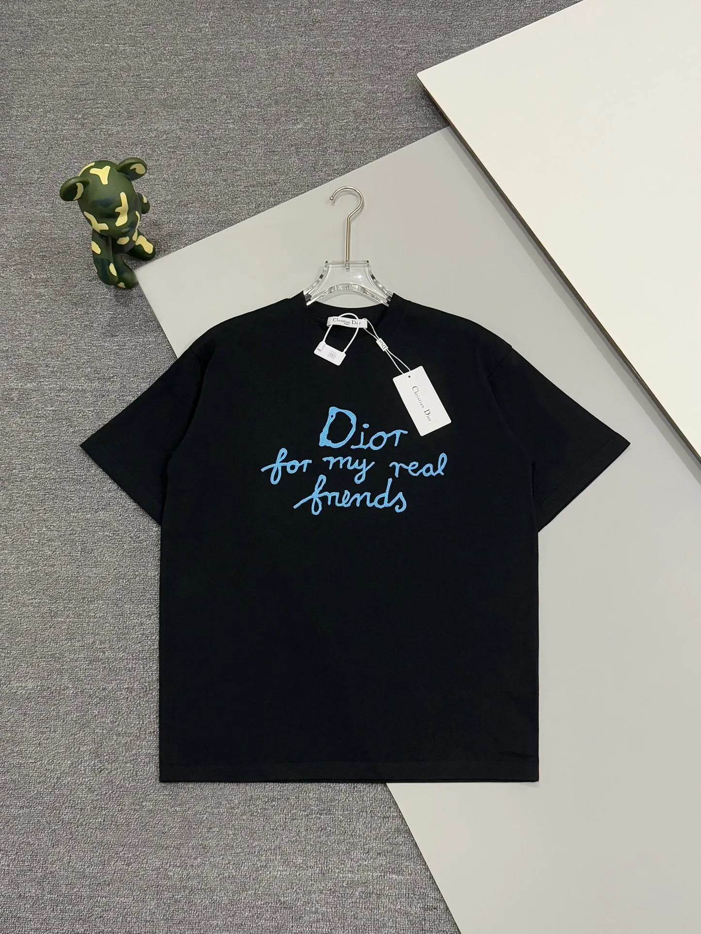 🅿️190 [Higher version] Dior* Dior SS25 new version short-sleeved men and women 👫, on sale simultaneously! Customized 32-count 280g combed fabric, original craft thread, designed with blue letter logo embroidery craft! Simple and elegant, easy to match and versatile, extremely high-grade, perfectly integrated into fashion and style, it is a top-notch fashionable style that is perfect for outer wear! The whole thing gives people a natural feeling! The ultimate classic versatile short-sleeved T-shirt, the ultimate in heavy work and perfection! Fans who pursue high quality should rush to buy it by themselves, and we sincerely invite all fans who know the goods to appreciate this model together! All three standards are complete! Color: white/black Size: S to xL