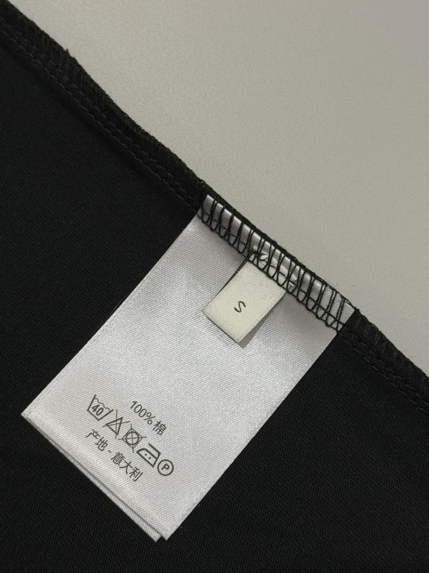 🅿️190 [Higher version] Dior* Dior SS25 new version short-sleeved men and women 👫, on sale simultaneously! Customized 32-count 280g combed fabric, original craft thread, designed with blue letter logo embroidery craft! Simple and elegant, easy to match and versatile, extremely high-grade, perfectly integrated into fashion and style, it is a top-notch fashionable style that is perfect for outer wear! The whole thing gives people a natural feeling! The ultimate classic versatile short-sleeved T-shirt, the ultimate in heavy work and perfection! Fans who pursue high quality should rush to buy it by themselves, and we sincerely invite all fans who know the goods to appreciate this model together! All three standards are complete! Color: white/black Size: S to xL