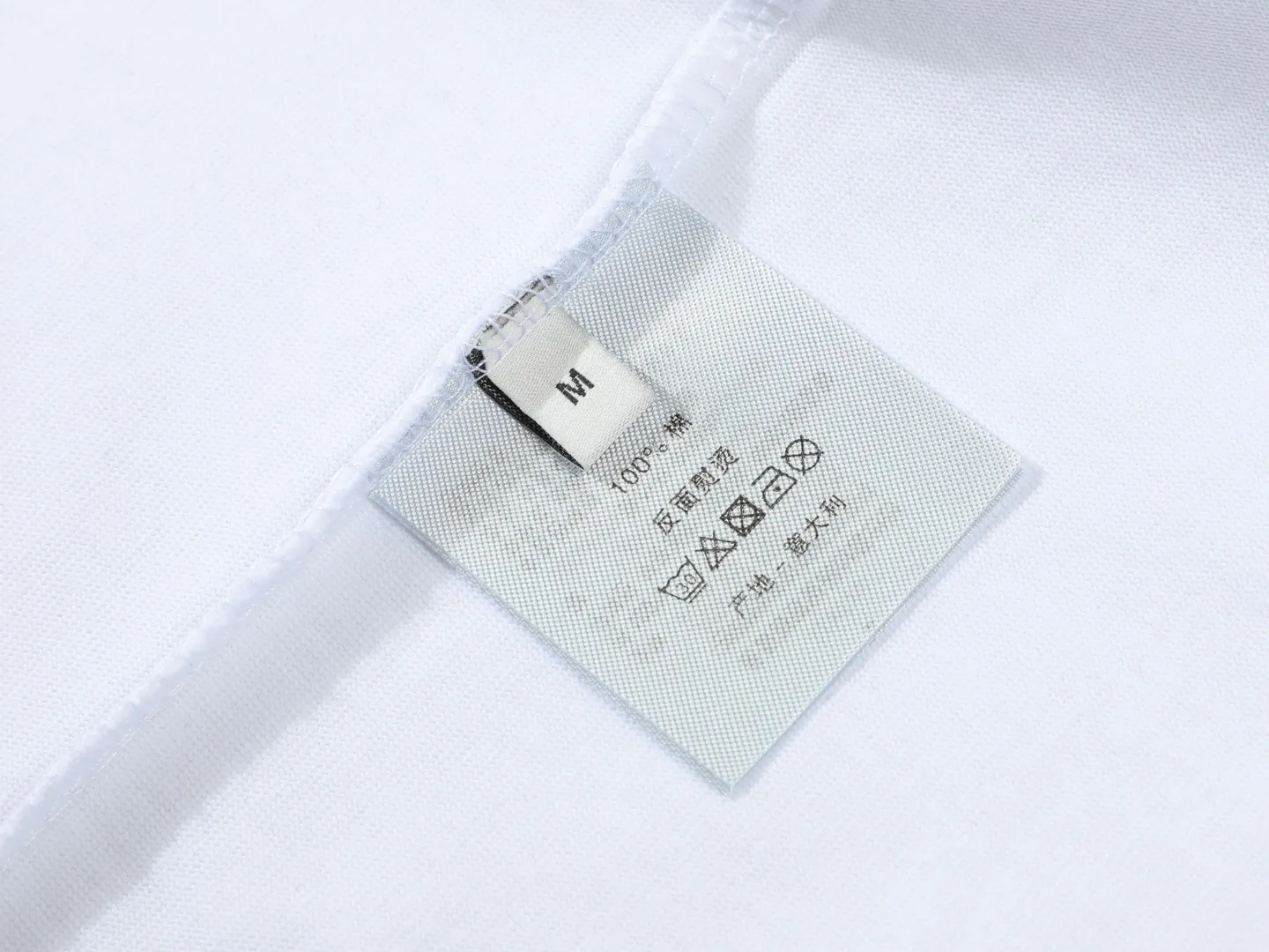 🅿️170 DIOR Dior embroidered snake letters‼ ️Short-sleeved T-shirt® *Customized 280g cotton fabric, the fabric is soft, skin-friendly and comfortable *Laminated letter logo on the front *A very simple and elegant one that is unparalleled in terms of upper body comfort, interpreting your luxury and taste, and creating your fashionable charm. ⚠️Washing method: It is recommended to dry clean or wrap the reverse side in a laundry bag and machine wash it quickly in cold water and let it dry naturally! ⚠️ Unisex style 𝐂𝐎𝐋𝐎𝐔𝐑: White Black 𝐒𝐈𝐙𝐄: S-XL