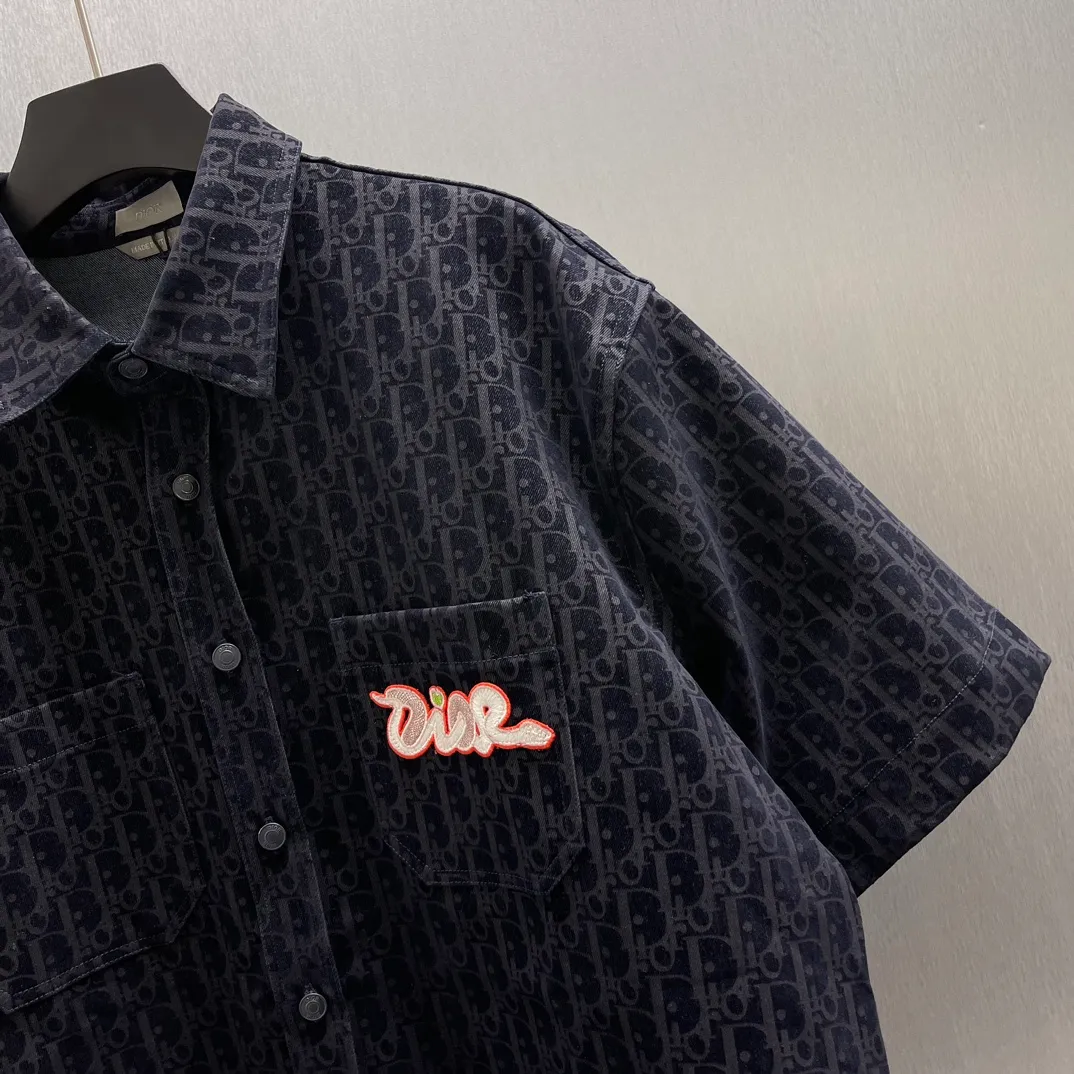 🅿️510 🧧CD all-over printed Year of the Snake embroidered short-sleeved shirt Size: S-XL This short-sleeved shirt is from Dior, and the overall color is dark blue. It is covered with the brand’s classic “CD” presbyopia pattern, highlighting brand recognition. There is an eye-catching "Dior" embroidered logo on the left breast pocket, which is brightly colored and adds highlights. The loose fit makes it comfortable to wear while still being fashionable, and is suitable for a variety of casual occasions.