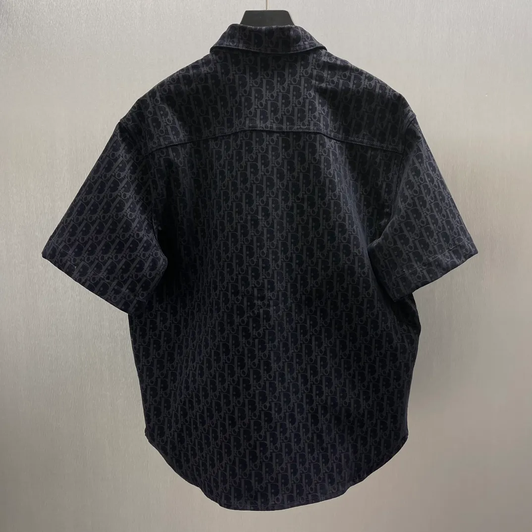 🅿️510 🧧CD all-over printed Year of the Snake embroidered short-sleeved shirt Size: S-XL This short-sleeved shirt is from Dior, and the overall color is dark blue. It is covered with the brand’s classic “CD” presbyopia pattern, highlighting brand recognition. There is an eye-catching "Dior" embroidered logo on the left breast pocket, which is brightly colored and adds highlights. The loose fit makes it comfortable to wear while still being fashionable, and is suitable for a variety of casual occasions.