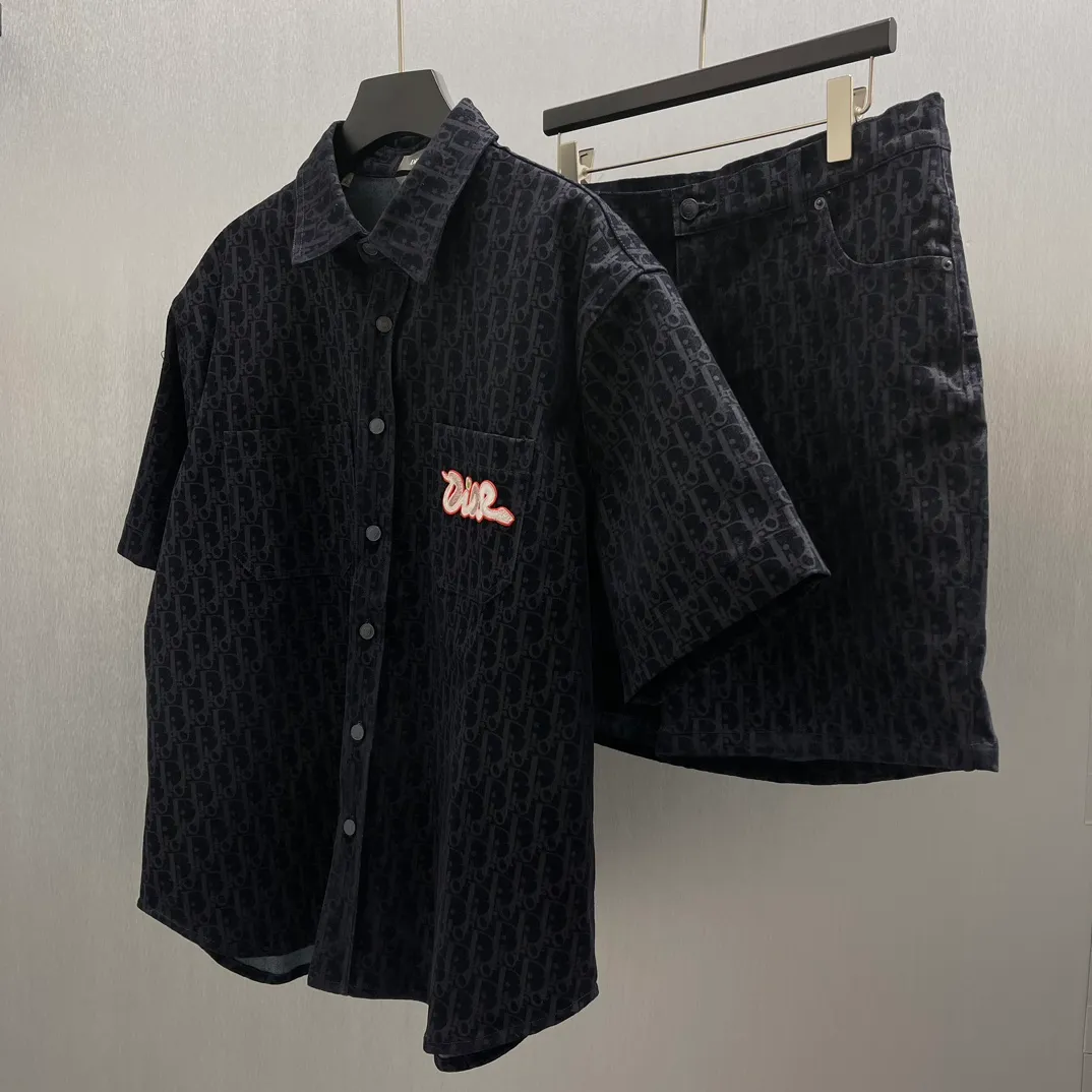🅿️510 🧧CD all-over printed Year of the Snake embroidered short-sleeved shirt Size: S-XL This short-sleeved shirt is from Dior, and the overall color is dark blue. It is covered with the brand’s classic “CD” presbyopia pattern, highlighting brand recognition. There is an eye-catching "Dior" embroidered logo on the left breast pocket, which is brightly colored and adds highlights. The loose fit makes it comfortable to wear while still being fashionable, and is suitable for a variety of casual occasions.