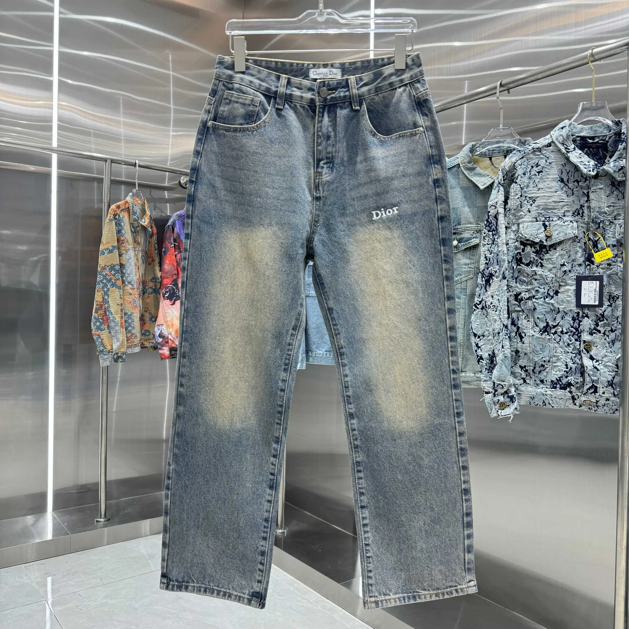 🅿️270 Dior 25 new product silicone jeans with LOGO on the back pocket! Specific latest brand leather label blockbuster item ~ private channel rare product! No matter from the pattern, fabric or small details of hardware accessories, you can't be picky! Customer-supplied hardware accessories Imported customer-supplied custom-woven denim cotton fabric, fashionable and individual. Super versatile and good-looking, a must-have for everyone. Very good-looking Size: 28 30 32 34 36 Color: blue