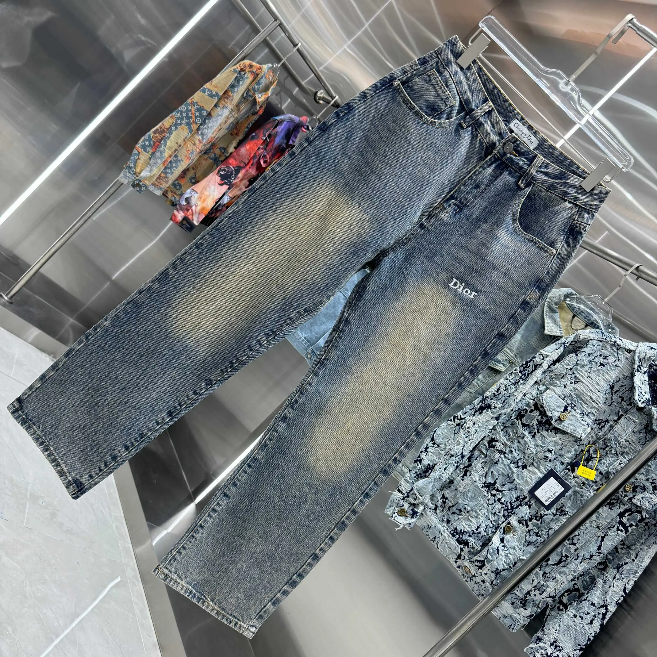 🅿️270 Dior 25 new product silicone jeans with LOGO on the back pocket! Specific latest brand leather label blockbuster item ~ private channel rare product! No matter from the pattern, fabric or small details of hardware accessories, you can't be picky! Customer-supplied hardware accessories Imported customer-supplied custom-woven denim cotton fabric, fashionable and individual. Super versatile and good-looking, a must-have for everyone. Very good-looking Size: 28 30 32 34 36 Color: blue
