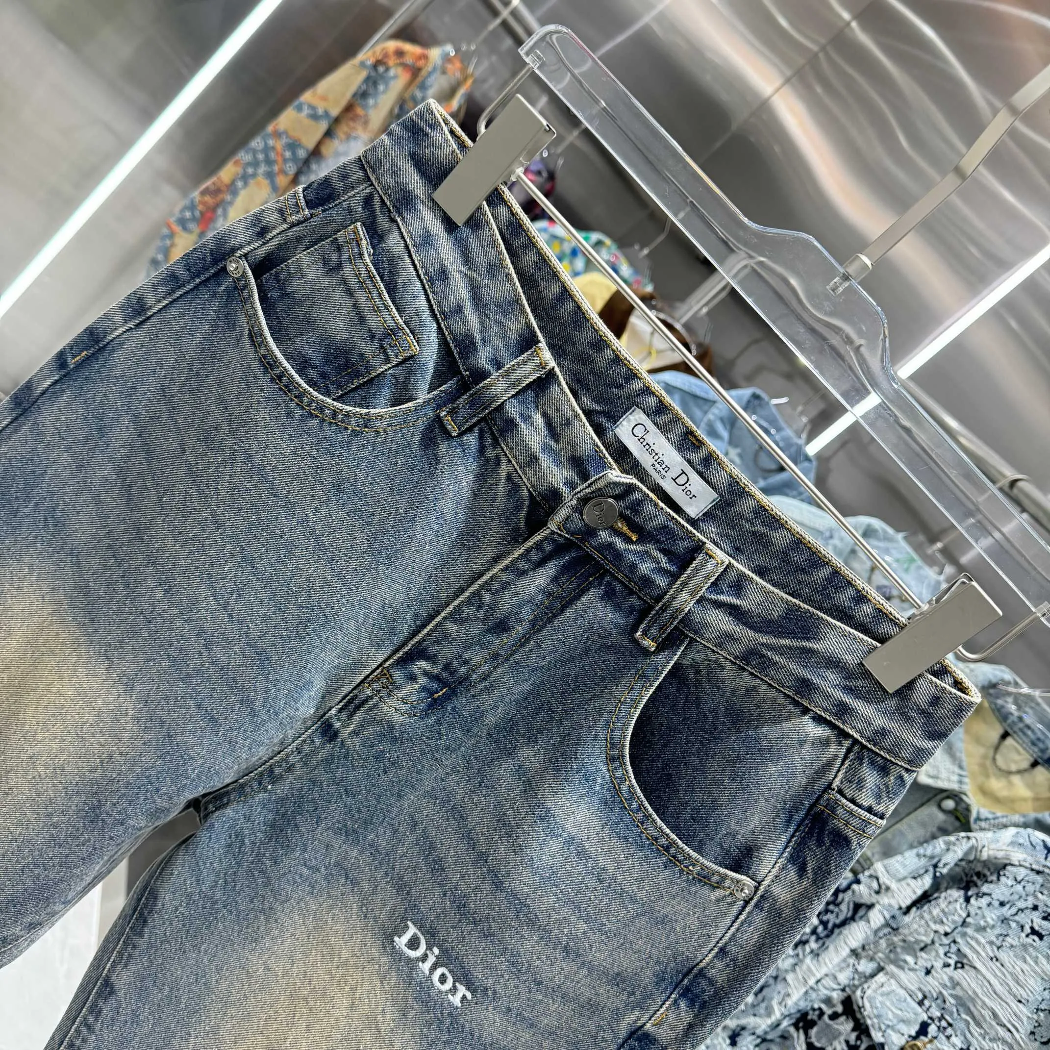 🅿️270 Dior 25 new product silicone jeans with LOGO on the back pocket! Specific latest brand leather label blockbuster item ~ private channel rare product! No matter from the pattern, fabric or small details of hardware accessories, you can't be picky! Customer-supplied hardware accessories Imported customer-supplied custom-woven denim cotton fabric, fashionable and individual. Super versatile and good-looking, a must-have for everyone. Very good-looking Size: 28 30 32 34 36 Color: blue
