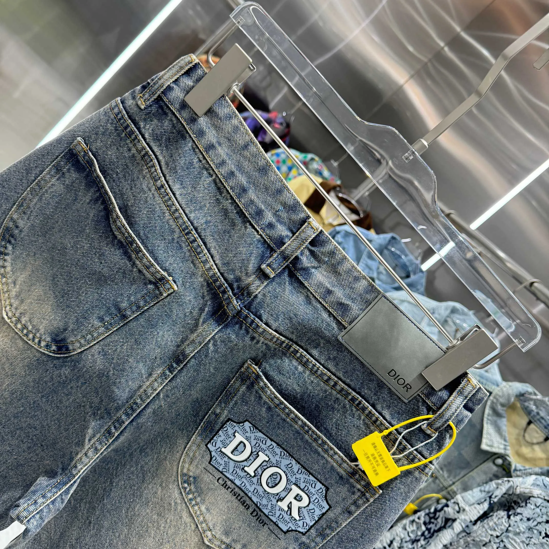🅿️270 Dior 25 new product silicone jeans with LOGO on the back pocket! Specific latest brand leather label blockbuster item ~ private channel rare product! No matter from the pattern, fabric or small details of hardware accessories, you can't be picky! Customer-supplied hardware accessories Imported customer-supplied custom-woven denim cotton fabric, fashionable and individual. Super versatile and good-looking, a must-have for everyone. Very good-looking Size: 28 30 32 34 36 Color: blue