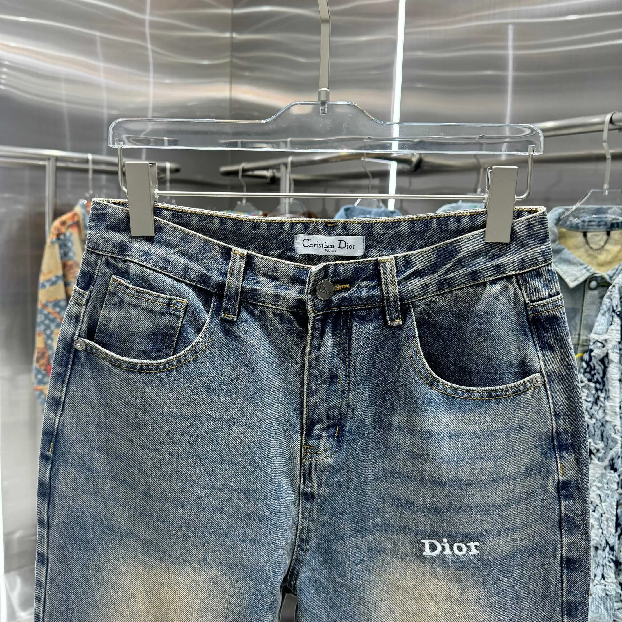 🅿️270 Dior 25 new product silicone jeans with LOGO on the back pocket! Specific latest brand leather label blockbuster item ~ private channel rare product! No matter from the pattern, fabric or small details of hardware accessories, you can't be picky! Customer-supplied hardware accessories Imported customer-supplied custom-woven denim cotton fabric, fashionable and individual. Super versatile and good-looking, a must-have for everyone. Very good-looking Size: 28 30 32 34 36 Color: blue