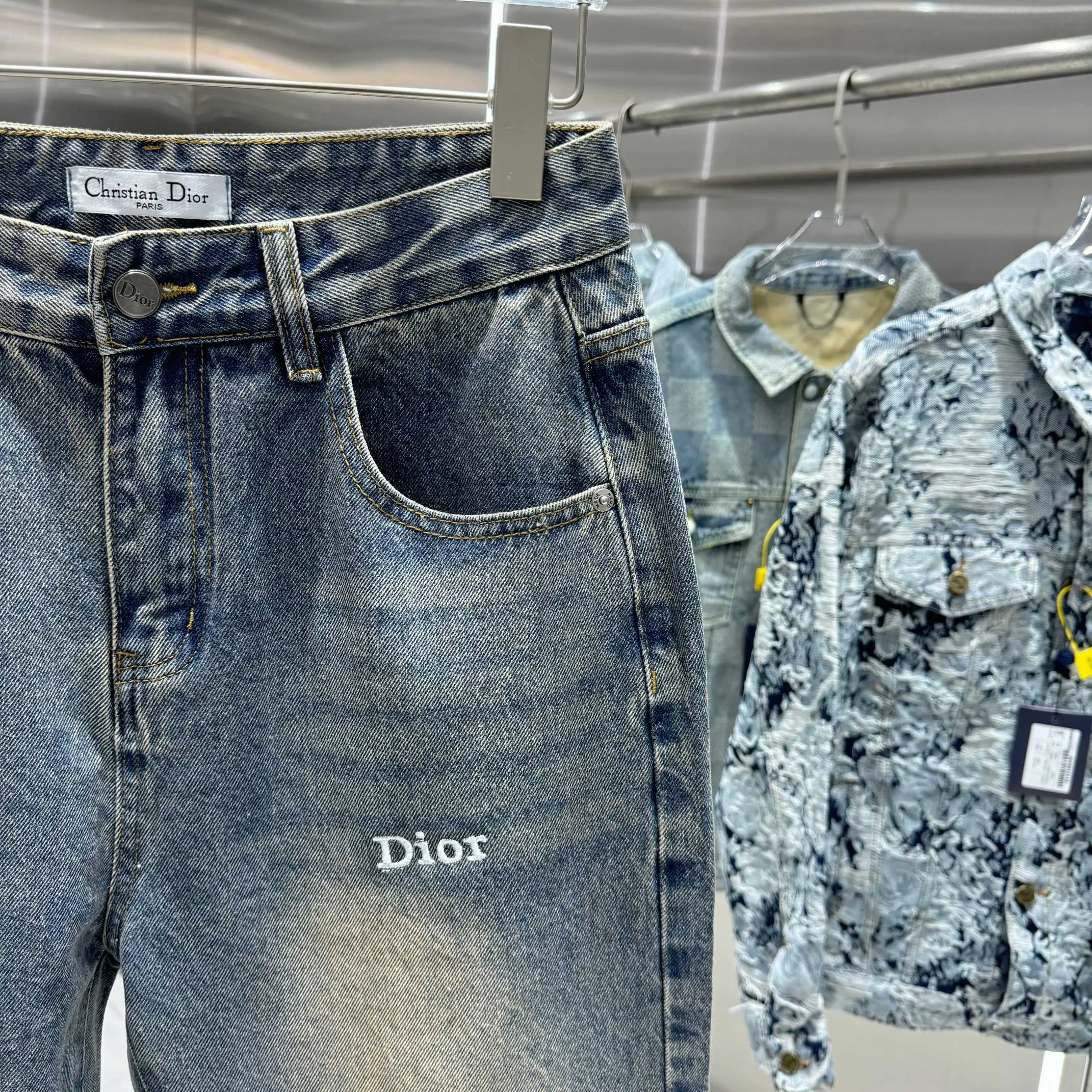 🅿️270 Dior 25 new product silicone jeans with LOGO on the back pocket! Specific latest brand leather label blockbuster item ~ private channel rare product! No matter from the pattern, fabric or small details of hardware accessories, you can't be picky! Customer-supplied hardware accessories Imported customer-supplied custom-woven denim cotton fabric, fashionable and individual. Super versatile and good-looking, a must-have for everyone. Very good-looking Size: 28 30 32 34 36 Color: blue
