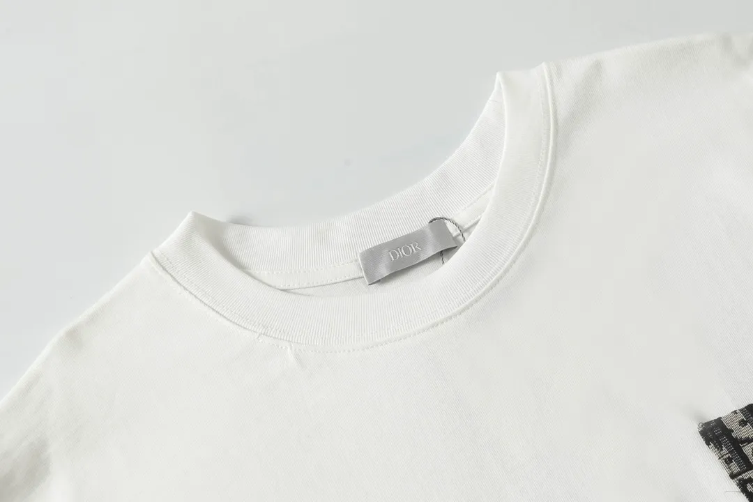 🅿️190 "D18" Dior/Dior 25ss patch-all-over printed pocket short-sleeved T-shirt, 280 heavyweight pure cotton fabric, made of specific heavyweight 32S fine cotton jersey fabric, 280g weight; with 32s+70D drawbar thread, 280g:95/fine cotton*5% spandex double yarn rib. The worsted cotton material is light, thin and breathable, with a strong cotton feel on the hand and strong breathability and moisture absorption; the threads are woven into combed cotton fabric using a blending process, making the fabric very soft to the touch. The worsted cotton material is light, thin and breathable, has a strong cotton feel on the hand, is breathable and hygroscopic; it is not easy to wrinkle and does not require special care. 32-needle high-end textile imported from the rib, 70D ultra-fine elastic stitching, nearly non-feeling stitching, comfortable and fit the body shape.  Size: xs s m l Color: black white