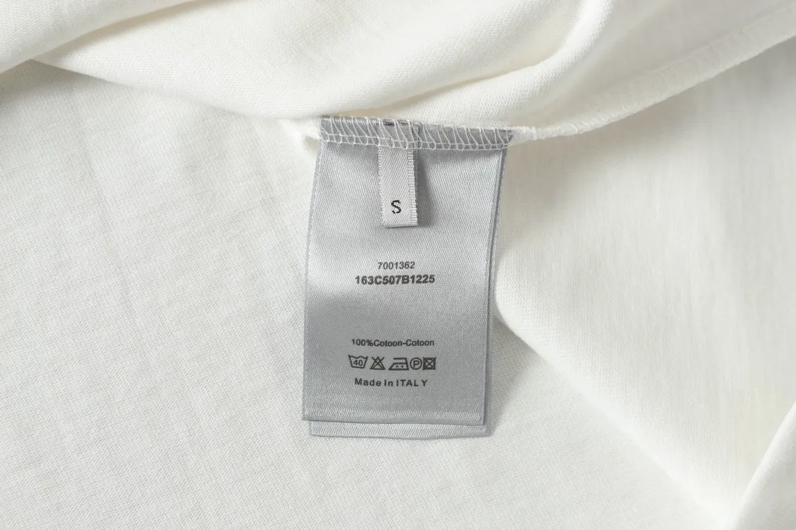 🅿️190 "D18" Dior/Dior 25ss patch-all-over printed pocket short-sleeved T-shirt, 280 heavyweight pure cotton fabric, made of specific heavyweight 32S fine cotton jersey fabric, 280g weight; with 32s+70D drawbar thread, 280g:95/fine cotton*5% spandex double yarn rib. The worsted cotton material is light, thin and breathable, with a strong cotton feel on the hand and strong breathability and moisture absorption; the threads are woven into combed cotton fabric using a blending process, making the fabric very soft to the touch. The worsted cotton material is light, thin and breathable, has a strong cotton feel on the hand, is breathable and hygroscopic; it is not easy to wrinkle and does not require special care. 32-needle high-end textile imported from the rib, 70D ultra-fine elastic stitching, nearly non-feeling stitching, comfortable and fit the body shape.  Size: xs s m l Color: black white