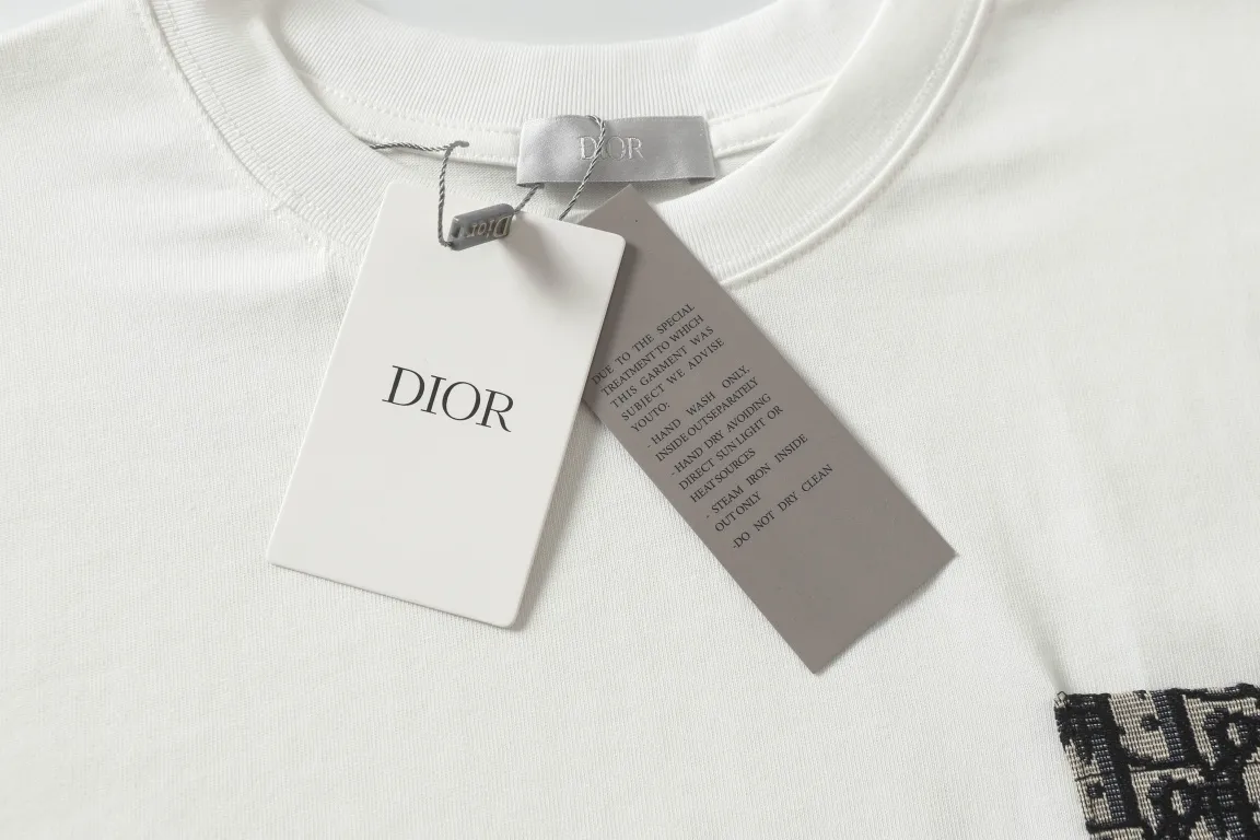 🅿️190 "D18" Dior/Dior 25ss patch-all-over printed pocket short-sleeved T-shirt, 280 heavyweight pure cotton fabric, made of specific heavyweight 32S fine cotton jersey fabric, 280g weight; with 32s+70D drawbar thread, 280g:95/fine cotton*5% spandex double yarn rib. The worsted cotton material is light, thin and breathable, with a strong cotton feel on the hand and strong breathability and moisture absorption; the threads are woven into combed cotton fabric using a blending process, making the fabric very soft to the touch. The worsted cotton material is light, thin and breathable, has a strong cotton feel on the hand, is breathable and hygroscopic; it is not easy to wrinkle and does not require special care. 32-needle high-end textile imported from the rib, 70D ultra-fine elastic stitching, nearly non-feeling stitching, comfortable and fit the body shape.  Size: xs s m l Color: black white