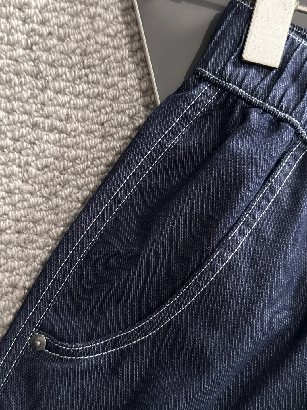 🅿️330 shipped next day. High-quality DIOR/Dior 2025 spring and summer new high-definition elastic band casual solid color loose shorts. Made with machines imported from Italy. The hem of the trousers is hemmed with two needles. The stitching is fine and firm. The fabric is customized at the counter. It has high breathability and comfort. The details are impeccable. The brand element design concept reflects high quality. It feels delicate and soft! It presents a casual cut and the upper body shape is great! Size: S-XXL