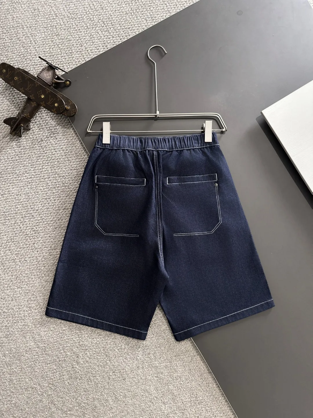 🅿️330 shipped next day. High-quality DIOR/Dior 2025 spring and summer new high-definition elastic band casual solid color loose shorts. Made with machines imported from Italy. The hem of the trousers is hemmed with two needles. The stitching is fine and firm. The fabric is customized at the counter. It has high breathability and comfort. The details are impeccable. The brand element design concept reflects high quality. It feels delicate and soft! It presents a casual cut and the upper body shape is great! Size: S-XXL