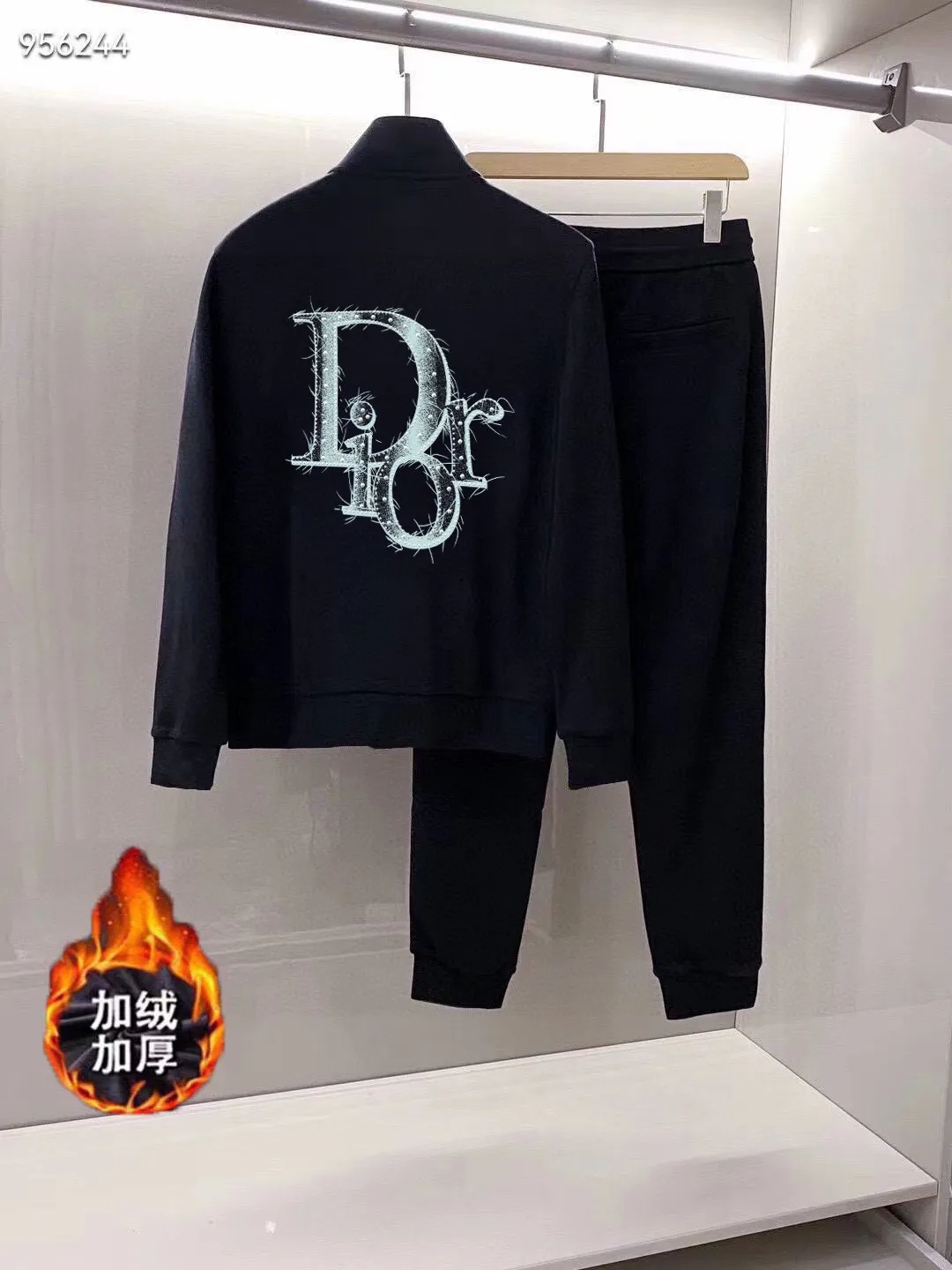 🅿️460 brand [DIOR Dior] (velvet and thickened) 2025 autumn and winter new product, celebrities’ favorite fashion-flavored casual suit, clean and neat tailoring, full of urban style. It is made of high-quality customized fabrics, with excellent thermal insulation effect inside, soft and dry feel, and a crisp and stylish upper body effect. The three-dimensional cutting process and the pattern are all of high standards, and the silhouette version has the right benefits! It is not tight at all, and you feel good when you put it on. So many top-quality raw materials create high-end products with unparalleled value. It is the first choice for high-end fashion people. (Size: M-4XL can wear up to 200 pounds)