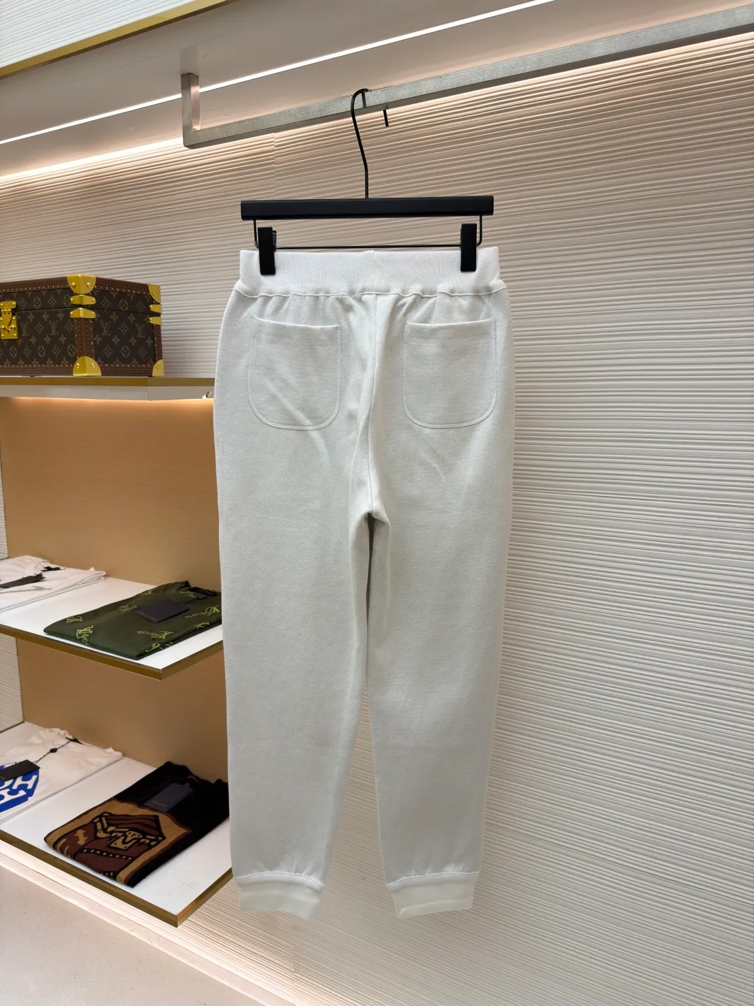 Dior presbyopic wool trousers ●Item number: 1680906-B15 ●Material: wool cashmere fabric ●Technology: jacquard texture production ●Version: fitted version ●Weight: about 615 grams ●Size: S-M-L-XL ●Description: The fabric is made of cashmere fabric, containing 50% wool and pure cotton, with original hemming inside, jacquard letters, integrated design. One side has a solid color logo, and the spliced side has a classic presbyopia. It can be worn on both sides to change the style at any time. Customized imported velvet imported machine weaving, the material is conscientious and full of high-end texture. It is comfortable to wear and skin-friendly. It is made by a large factory and has perfect details and texture. The fabric is made of imported cashmere yarn. New product for early autumn! Hot style return! New version of dropped shoulder design High-grade navy blue presbyopic logo zipper cashmere jacket. Reversible. The letter jacquard texture on the back is luxurious and handsome. The hooded design is fashionable and advanced. The classic version does not make people look slimmer. Highly recommended! The overall wiring is straight and delicate, the fabric is comfortable and soft, and the color is consistent without color difference. It can be matched with the same style to create a fashionable look and control various occasions. Customized accessories, complete with three standards, same style for men and women!