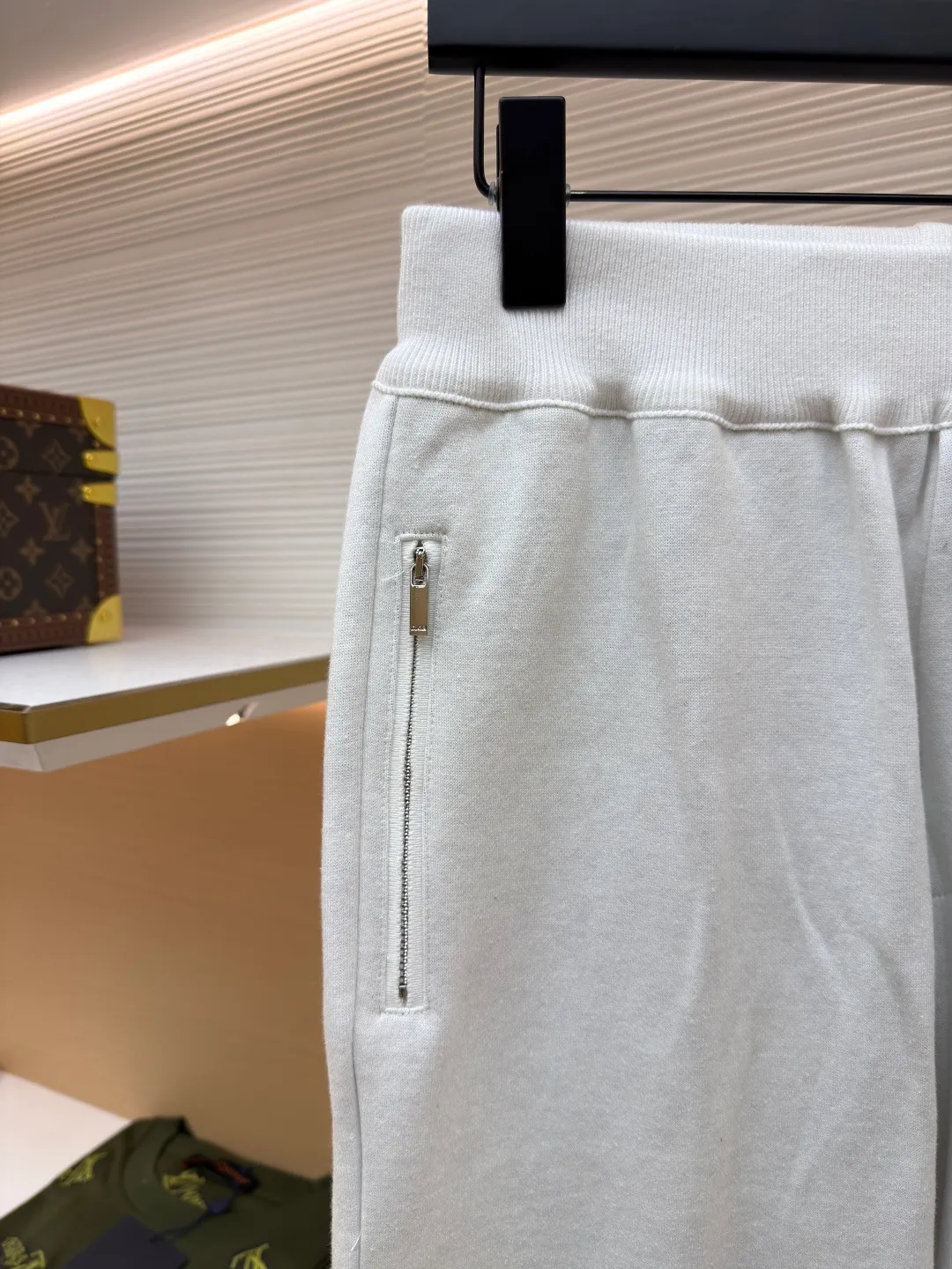 Dior presbyopic wool trousers ●Item number: 1680906-B15 ●Material: wool cashmere fabric ●Technology: jacquard texture production ●Version: fitted version ●Weight: about 615 grams ●Size: S-M-L-XL ●Description: The fabric is made of cashmere fabric, containing 50% wool and pure cotton, with original hemming inside, jacquard letters, integrated design. One side has a solid color logo, and the spliced side has a classic presbyopia. It can be worn on both sides to change the style at any time. Customized imported velvet imported machine weaving, the material is conscientious and full of high-end texture. It is comfortable to wear and skin-friendly. It is made by a large factory and has perfect details and texture. The fabric is made of imported cashmere yarn. New product for early autumn! Hot style return! New version of dropped shoulder design High-grade navy blue presbyopic logo zipper cashmere jacket. Reversible. The letter jacquard texture on the back is luxurious and handsome. The hooded design is fashionable and advanced. The classic version does not make people look slimmer. Highly recommended! The overall wiring is straight and delicate, the fabric is comfortable and soft, and the color is consistent without color difference. It can be matched with the same style to create a fashionable look and control various occasions. Customized accessories, complete with three standards, same style for men and women!