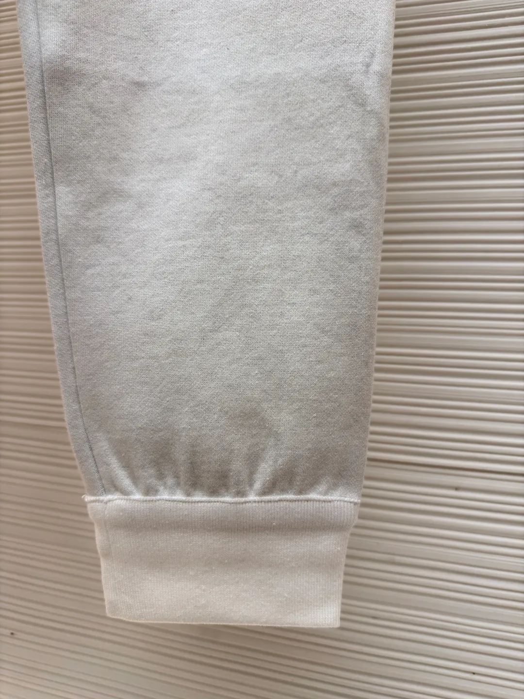 Dior presbyopic wool trousers ●Item number: 1680906-B15 ●Material: wool cashmere fabric ●Technology: jacquard texture production ●Version: fitted version ●Weight: about 615 grams ●Size: S-M-L-XL ●Description: The fabric is made of cashmere fabric, containing 50% wool and pure cotton, with original hemming inside, jacquard letters, integrated design. One side has a solid color logo, and the spliced side has a classic presbyopia. It can be worn on both sides to change the style at any time. Customized imported velvet imported machine weaving, the material is conscientious and full of high-end texture. It is comfortable to wear and skin-friendly. It is made by a large factory and has perfect details and texture. The fabric is made of imported cashmere yarn. New product for early autumn! Hot style return! New version of dropped shoulder design High-grade navy blue presbyopic logo zipper cashmere jacket. Reversible. The letter jacquard texture on the back is luxurious and handsome. The hooded design is fashionable and advanced. The classic version does not make people look slimmer. Highly recommended! The overall wiring is straight and delicate, the fabric is comfortable and soft, and the color is consistent without color difference. It can be matched with the same style to create a fashionable look and control various occasions. Customized accessories, complete with three standards, same style for men and women!