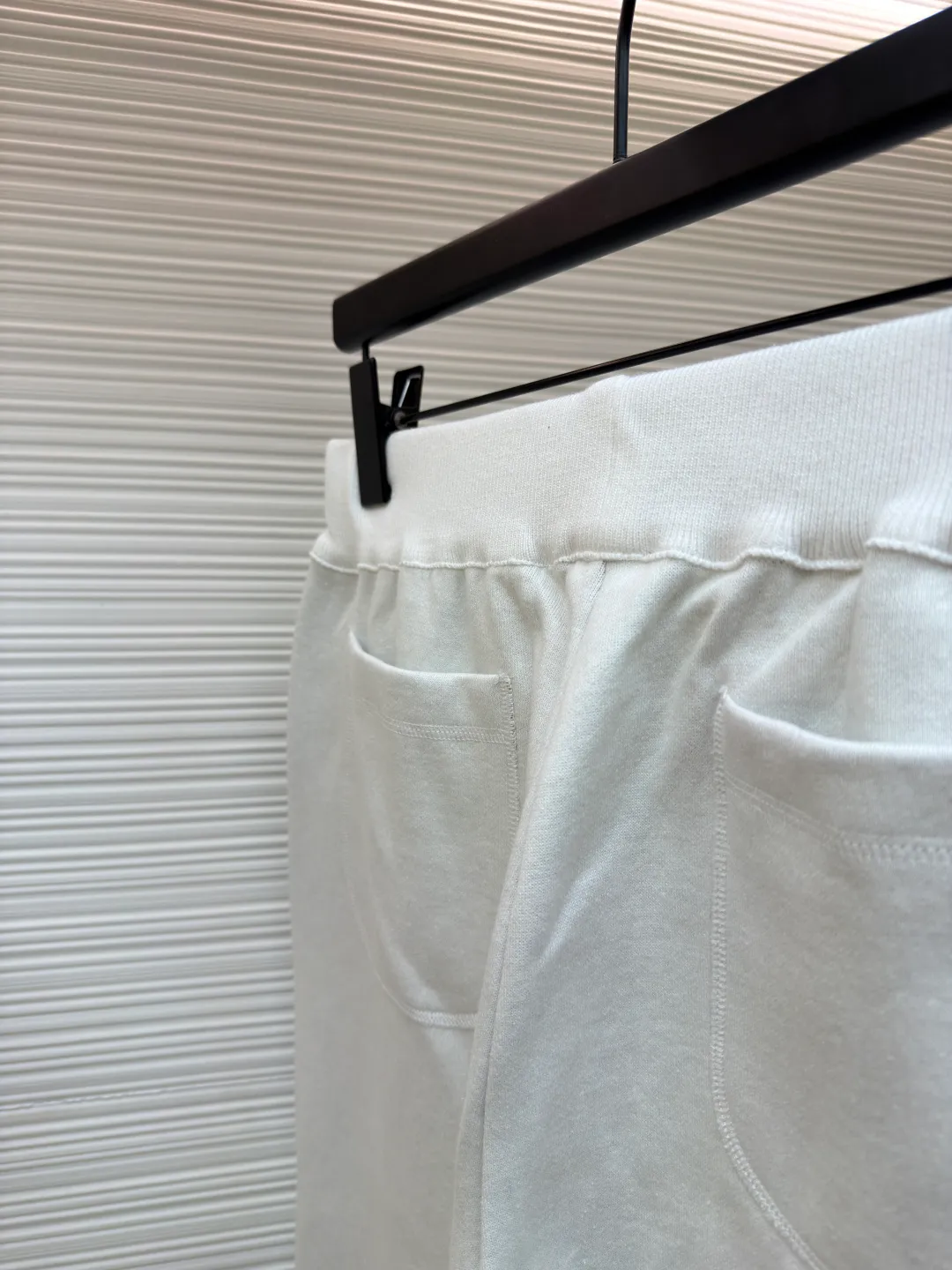 Dior presbyopic wool trousers ●Item number: 1680906-B15 ●Material: wool cashmere fabric ●Technology: jacquard texture production ●Version: fitted version ●Weight: about 615 grams ●Size: S-M-L-XL ●Description: The fabric is made of cashmere fabric, containing 50% wool and pure cotton, with original hemming inside, jacquard letters, integrated design. One side has a solid color logo, and the spliced side has a classic presbyopia. It can be worn on both sides to change the style at any time. Customized imported velvet imported machine weaving, the material is conscientious and full of high-end texture. It is comfortable to wear and skin-friendly. It is made by a large factory and has perfect details and texture. The fabric is made of imported cashmere yarn. New product for early autumn! Hot style return! New version of dropped shoulder design High-grade navy blue presbyopic logo zipper cashmere jacket. Reversible. The letter jacquard texture on the back is luxurious and handsome. The hooded design is fashionable and advanced. The classic version does not make people look slimmer. Highly recommended! The overall wiring is straight and delicate, the fabric is comfortable and soft, and the color is consistent without color difference. It can be matched with the same style to create a fashionable look and control various occasions. Customized accessories, complete with three standards, same style for men and women!