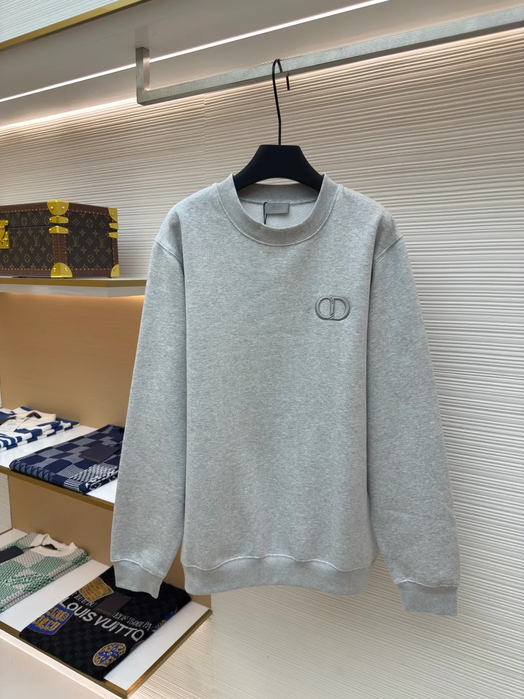 DIOR logo embroidered long-sleeved sweatshirt ●Authentic product: purchased and developed by 4174 ●Item number: 1680338-A65 ●Fabric: pure cotton fabric ●Technology: embroidery production ●Version: loose fit ●Weight: about 560 grams ●Size: S-M-L-XL ●Description: Made of customized cotton fabric, with classic high-density logo embroidery on the chest and velvet design on the inside. It can be matched with bottoms of the same season to create a fashionable look. It can be worn inside or outside to suit various occasions. Customized accessories, complete with three labels, same style for men and women!