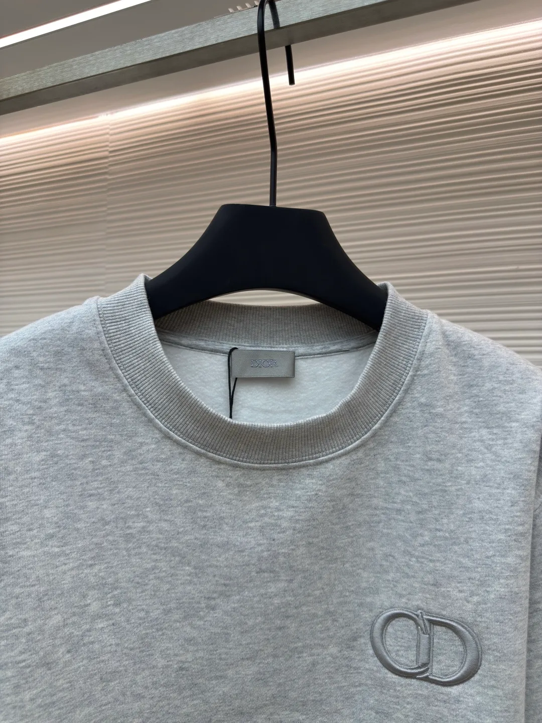 DIOR logo embroidered long-sleeved sweatshirt ●Authentic product: purchased and developed by 4174 ●Item number: 1680338-A65 ●Fabric: pure cotton fabric ●Technology: embroidery production ●Version: loose fit ●Weight: about 560 grams ●Size: S-M-L-XL ●Description: Made of customized cotton fabric, with classic high-density logo embroidery on the chest and velvet design on the inside. It can be matched with bottoms of the same season to create a fashionable look. It can be worn inside or outside to suit various occasions. Customized accessories, complete with three labels, same style for men and women!