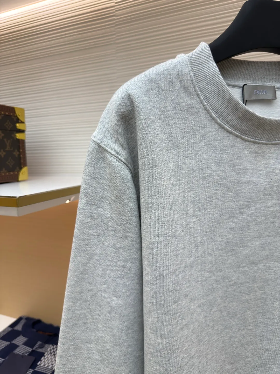 DIOR logo embroidered long-sleeved sweatshirt ●Authentic product: purchased and developed by 4174 ●Item number: 1680338-A65 ●Fabric: pure cotton fabric ●Technology: embroidery production ●Version: loose fit ●Weight: about 560 grams ●Size: S-M-L-XL ●Description: Made of customized cotton fabric, with classic high-density logo embroidery on the chest and velvet design on the inside. It can be matched with bottoms of the same season to create a fashionable look. It can be worn inside or outside to suit various occasions. Customized accessories, complete with three labels, same style for men and women!