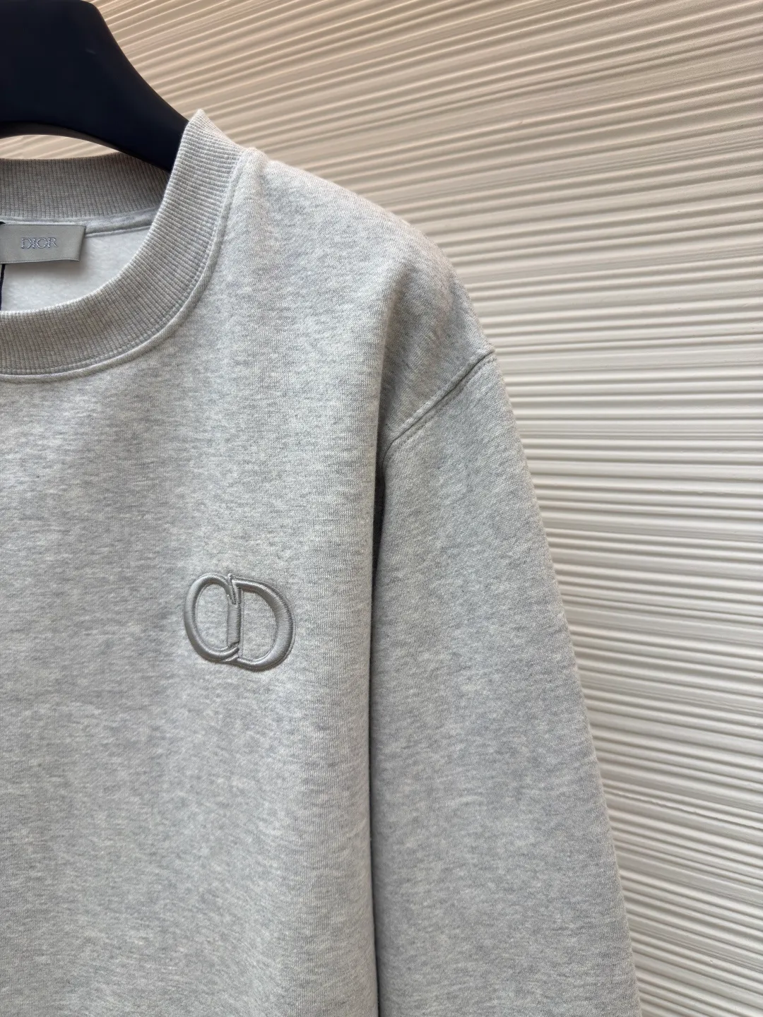 DIOR logo embroidered long-sleeved sweatshirt ●Authentic product: purchased and developed by 4174 ●Item number: 1680338-A65 ●Fabric: pure cotton fabric ●Technology: embroidery production ●Version: loose fit ●Weight: about 560 grams ●Size: S-M-L-XL ●Description: Made of customized cotton fabric, with classic high-density logo embroidery on the chest and velvet design on the inside. It can be matched with bottoms of the same season to create a fashionable look. It can be worn inside or outside to suit various occasions. Customized accessories, complete with three labels, same style for men and women!