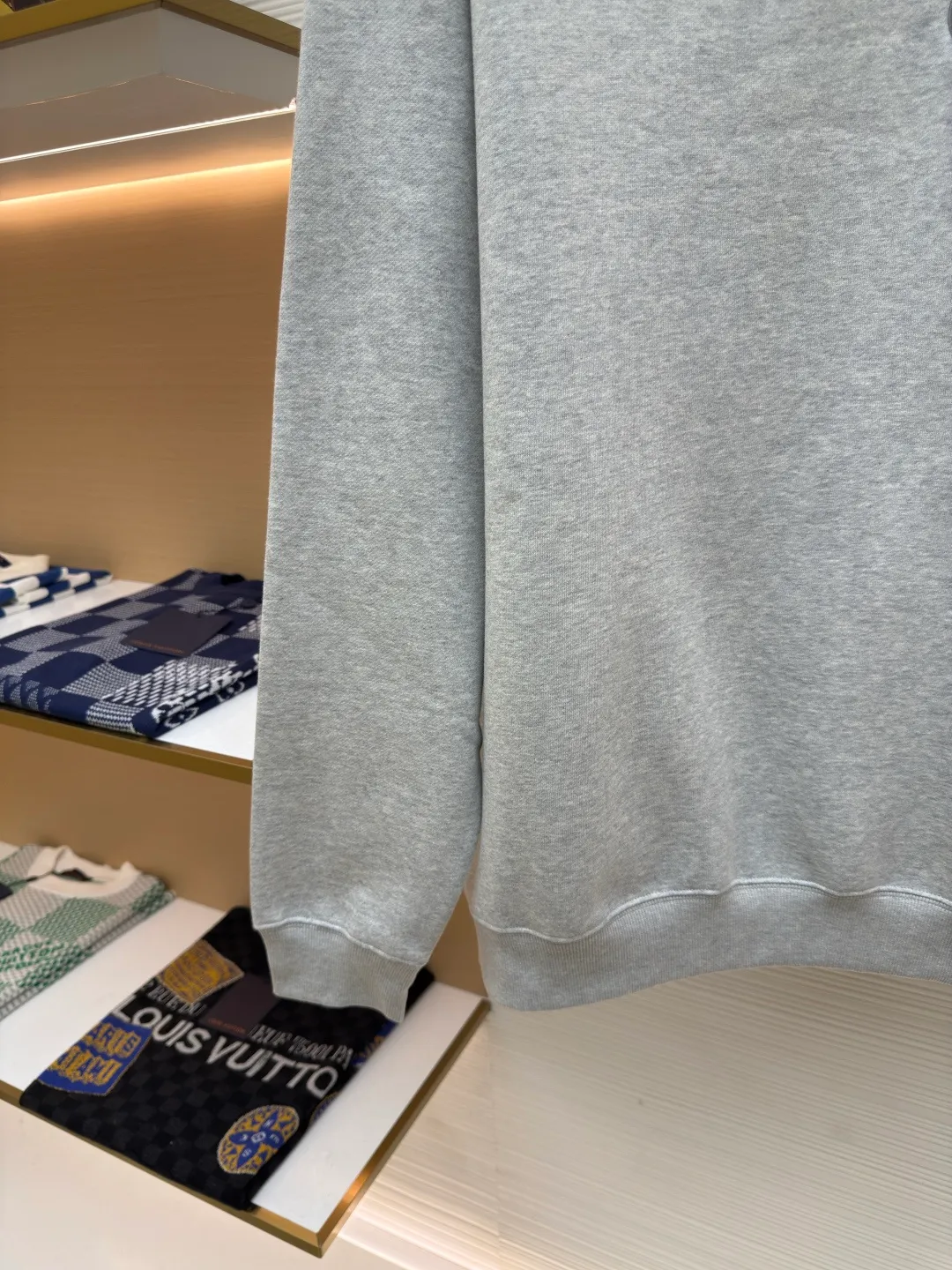 DIOR logo embroidered long-sleeved sweatshirt ●Authentic product: purchased and developed by 4174 ●Item number: 1680338-A65 ●Fabric: pure cotton fabric ●Technology: embroidery production ●Version: loose fit ●Weight: about 560 grams ●Size: S-M-L-XL ●Description: Made of customized cotton fabric, with classic high-density logo embroidery on the chest and velvet design on the inside. It can be matched with bottoms of the same season to create a fashionable look. It can be worn inside or outside to suit various occasions. Customized accessories, complete with three labels, same style for men and women!
