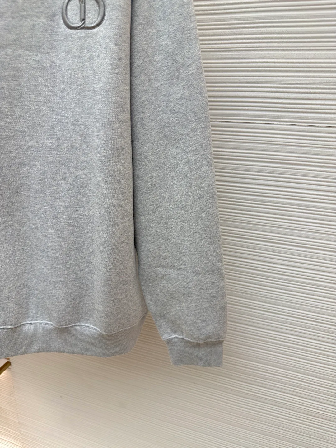 DIOR logo embroidered long-sleeved sweatshirt ●Authentic product: purchased and developed by 4174 ●Item number: 1680338-A65 ●Fabric: pure cotton fabric ●Technology: embroidery production ●Version: loose fit ●Weight: about 560 grams ●Size: S-M-L-XL ●Description: Made of customized cotton fabric, with classic high-density logo embroidery on the chest and velvet design on the inside. It can be matched with bottoms of the same season to create a fashionable look. It can be worn inside or outside to suit various occasions. Customized accessories, complete with three labels, same style for men and women!