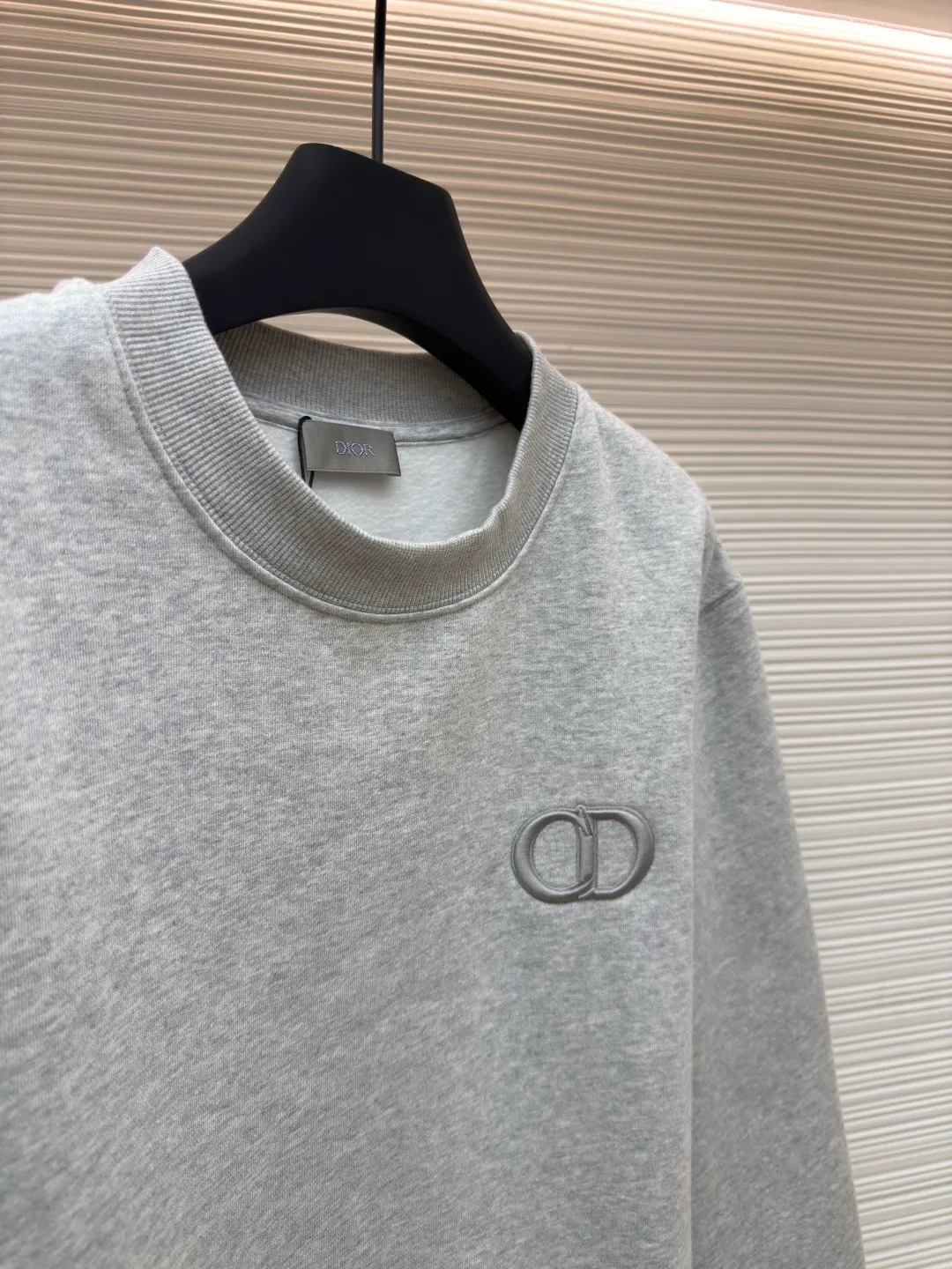DIOR logo embroidered long-sleeved sweatshirt ●Authentic product: purchased and developed by 4174 ●Item number: 1680338-A65 ●Fabric: pure cotton fabric ●Technology: embroidery production ●Version: loose fit ●Weight: about 560 grams ●Size: S-M-L-XL ●Description: Made of customized cotton fabric, with classic high-density logo embroidery on the chest and velvet design on the inside. It can be matched with bottoms of the same season to create a fashionable look. It can be worn inside or outside to suit various occasions. Customized accessories, complete with three labels, same style for men and women!