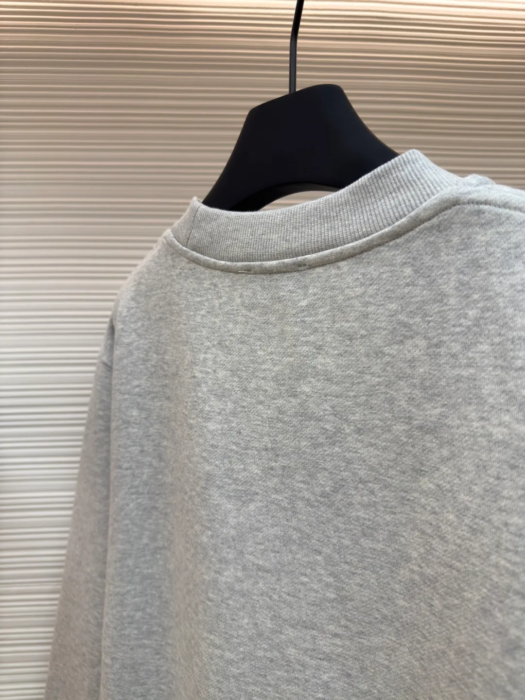 DIOR logo embroidered long-sleeved sweatshirt ●Authentic product: purchased and developed by 4174 ●Item number: 1680338-A65 ●Fabric: pure cotton fabric ●Technology: embroidery production ●Version: loose fit ●Weight: about 560 grams ●Size: S-M-L-XL ●Description: Made of customized cotton fabric, with classic high-density logo embroidery on the chest and velvet design on the inside. It can be matched with bottoms of the same season to create a fashionable look. It can be worn inside or outside to suit various occasions. Customized accessories, complete with three labels, same style for men and women!