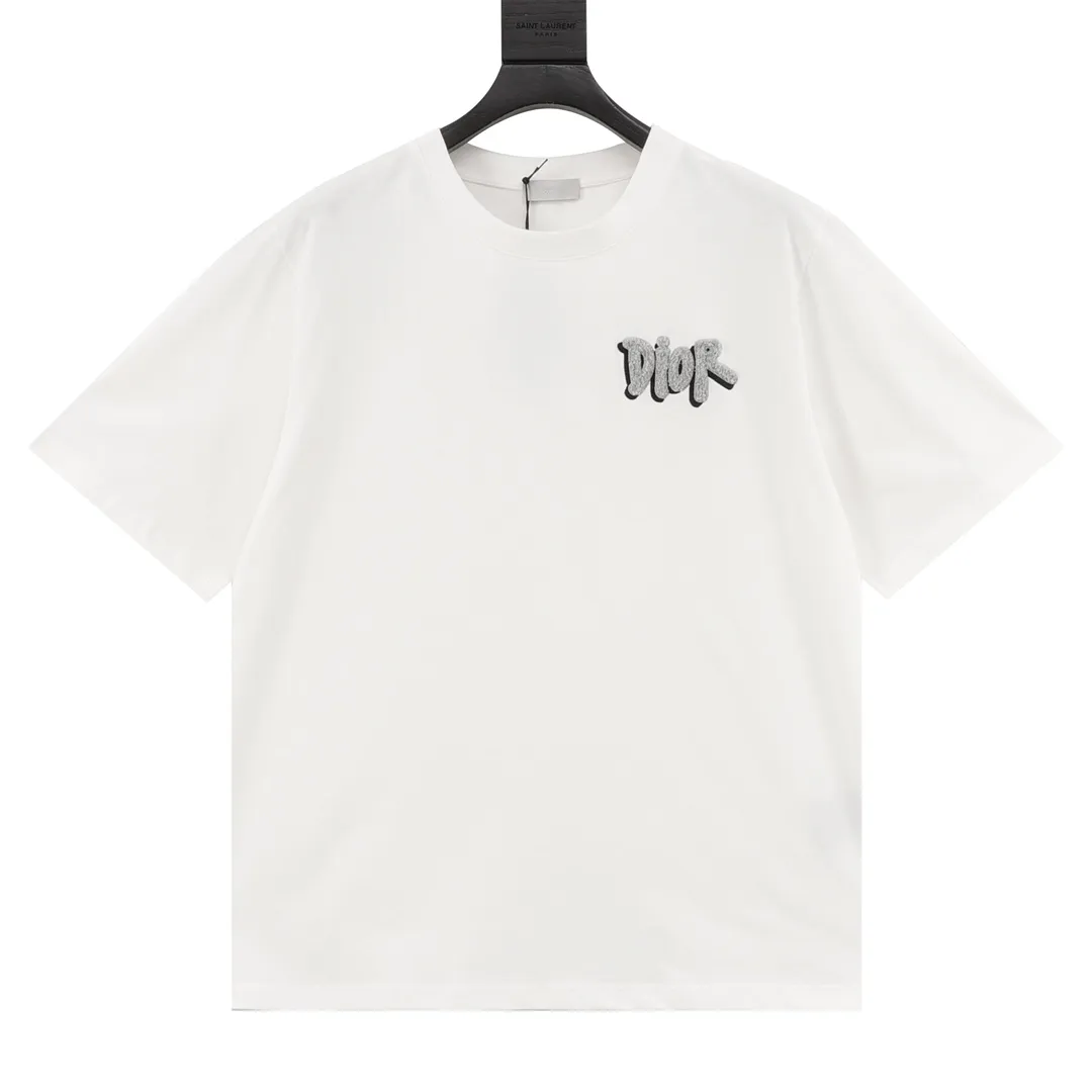 🅿️210 DIOR/Dior overlapping toothbrush embroidered logo short-sleeved TEE for couples, 24 summer limited new color combination, a simple yet detailed short-sleeved T-shirt, suitable for both men and women, which can satisfy your pursuit of quality while traveling handsomely. Made of 100% custom-woven knitted cotton with high grammage. The fabric has a solid and drapey feel, is skin-friendly and breathable, and has good moisture absorption and breathability. It also has a sense of wideness, and the upper body shape is outstanding and shows spirit. The Xiaodi logo design on the chest highlights the high-end sense of Big P. The logo uses heavy-duty shadow toothbrush embroidery technology to show a full three-dimensional effect, full of BIGGER! A lifestyle TEE that men and women can easily control in their daily lives! Same style for men and women Color: White Black Size: S-L