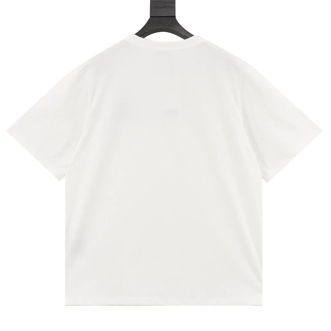 🅿️210 DIOR/Dior overlapping toothbrush embroidered logo short-sleeved TEE for couples, 24 summer limited new color combination, a simple yet detailed short-sleeved T-shirt, suitable for both men and women, which can satisfy your pursuit of quality while traveling handsomely. Made of 100% custom-woven knitted cotton with high grammage. The fabric has a solid and drapey feel, is skin-friendly and breathable, and has good moisture absorption and breathability. It also has a sense of wideness, and the upper body shape is outstanding and shows spirit. The Xiaodi logo design on the chest highlights the high-end sense of Big P. The logo uses heavy-duty shadow toothbrush embroidery technology to show a full three-dimensional effect, full of BIGGER! A lifestyle TEE that men and women can easily control in their daily lives! Same style for men and women Color: White Black Size: S-L