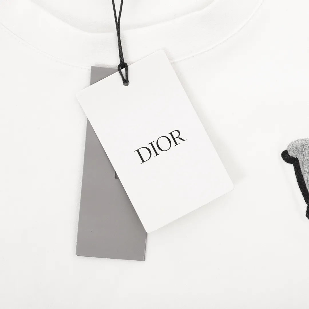 🅿️210 DIOR/Dior overlapping toothbrush embroidered logo short-sleeved TEE for couples, 24 summer limited new color combination, a simple yet detailed short-sleeved T-shirt, suitable for both men and women, which can satisfy your pursuit of quality while traveling handsomely. Made of 100% custom-woven knitted cotton with high grammage. The fabric has a solid and drapey feel, is skin-friendly and breathable, and has good moisture absorption and breathability. It also has a sense of wideness, and the upper body shape is outstanding and shows spirit. The Xiaodi logo design on the chest highlights the high-end sense of Big P. The logo uses heavy-duty shadow toothbrush embroidery technology to show a full three-dimensional effect, full of BIGGER! A lifestyle TEE that men and women can easily control in their daily lives! Same style for men and women Color: White Black Size: S-L