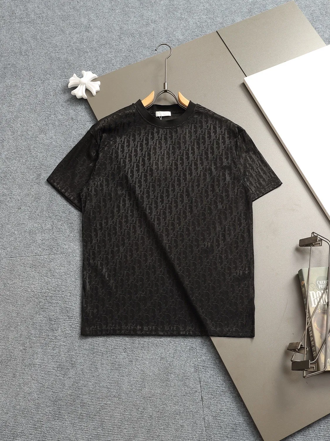 🅿️170 Doir Dior micro-wide version XS-L new exclusive limited edition 25 years of the latest and top-notch full printed logo dark pattern towel embroidered letter logo plaid patch on the back of both sleeves exquisite heavy craftsmanship As the leader in the luxury world, 280g washed fabric T-shirts, D family is well-deserved. The first thing that catches the eye on the piece I am going to talk about today is the two loose and comfortable styles~~The ribbed round neck is the best modification of its version, while B family has the upper body LOGO listed on the front, and the unique pin design uses a color matching design to highlight the texture! Cow Black and white, the most traditional modification method and the simplest color scale contrast form the strongest and direct contrast, and this is often the most concise and clear minimalist modification method~~A nostalgic classic atmosphere also spreads in this work inadvertently! ! Coupled with the blessing of pure cotton material, both the upper body comfort and the existence are unparalleled. It can be said to be a must-have companion in summer. The excellent breathability and comfortable wearing feeling are unparalleled~ Recommended! ! Size: XS S M L Color: Black White Navy Size Chart: