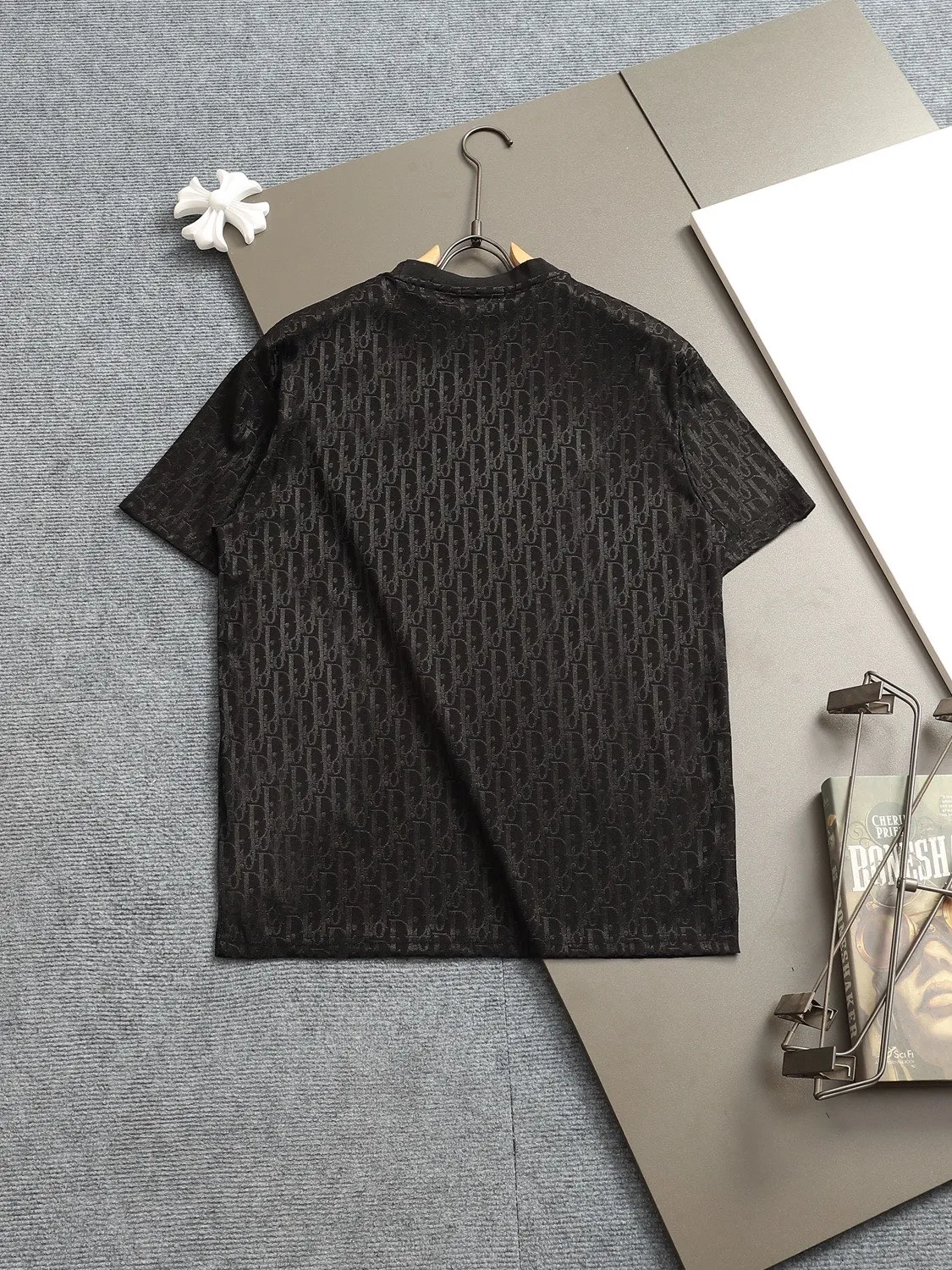 🅿️170 Doir Dior micro-wide version XS-L new exclusive limited edition 25 years of the latest and top-notch full printed logo dark pattern towel embroidered letter logo plaid patch on the back of both sleeves exquisite heavy craftsmanship As the leader in the luxury world, 280g washed fabric T-shirts, D family is well-deserved. The first thing that catches the eye on the piece I am going to talk about today is the two loose and comfortable styles~~The ribbed round neck is the best modification of its version, while B family has the upper body LOGO listed on the front, and the unique pin design uses a color matching design to highlight the texture! Cow Black and white, the most traditional modification method and the simplest color scale contrast form the strongest and direct contrast, and this is often the most concise and clear minimalist modification method~~A nostalgic classic atmosphere also spreads in this work inadvertently! ! Coupled with the blessing of pure cotton material, both the upper body comfort and the existence are unparalleled. It can be said to be a must-have companion in summer. The excellent breathability and comfortable wearing feeling are unparalleled~ Recommended! ! Size: XS S M L Color: Black White Navy Size Chart: