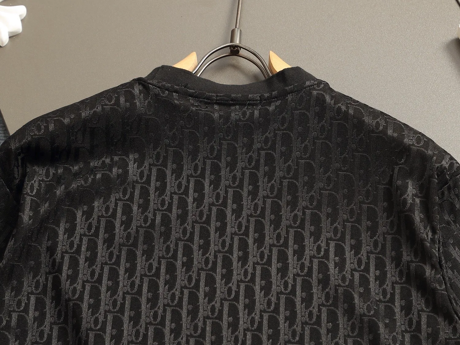 🅿️170 Doir Dior micro-wide version XS-L new exclusive limited edition 25 years of the latest and top-notch full printed logo dark pattern towel embroidered letter logo plaid patch on the back of both sleeves exquisite heavy craftsmanship As the leader in the luxury world, 280g washed fabric T-shirts, D family is well-deserved. The first thing that catches the eye on the piece I am going to talk about today is the two loose and comfortable styles~~The ribbed round neck is the best modification of its version, while B family has the upper body LOGO listed on the front, and the unique pin design uses a color matching design to highlight the texture! Cow Black and white, the most traditional modification method and the simplest color scale contrast form the strongest and direct contrast, and this is often the most concise and clear minimalist modification method~~A nostalgic classic atmosphere also spreads in this work inadvertently! ! Coupled with the blessing of pure cotton material, both the upper body comfort and the existence are unparalleled. It can be said to be a must-have companion in summer. The excellent breathability and comfortable wearing feeling are unparalleled~ Recommended! ! Size: XS S M L Color: Black White Navy Size Chart:
