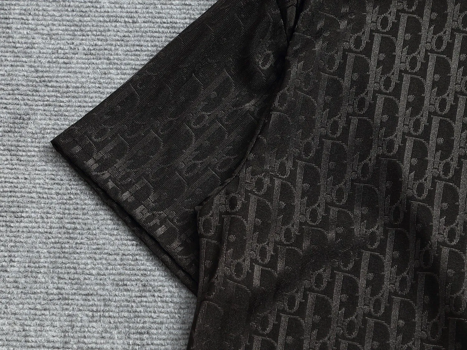 🅿️170 Doir Dior micro-wide version XS-L new exclusive limited edition 25 years of the latest and top-notch full printed logo dark pattern towel embroidered letter logo plaid patch on the back of both sleeves exquisite heavy craftsmanship As the leader in the luxury world, 280g washed fabric T-shirts, D family is well-deserved. The first thing that catches the eye on the piece I am going to talk about today is the two loose and comfortable styles~~The ribbed round neck is the best modification of its version, while B family has the upper body LOGO listed on the front, and the unique pin design uses a color matching design to highlight the texture! Cow Black and white, the most traditional modification method and the simplest color scale contrast form the strongest and direct contrast, and this is often the most concise and clear minimalist modification method~~A nostalgic classic atmosphere also spreads in this work inadvertently! ! Coupled with the blessing of pure cotton material, both the upper body comfort and the existence are unparalleled. It can be said to be a must-have companion in summer. The excellent breathability and comfortable wearing feeling are unparalleled~ Recommended! ! Size: XS S M L Color: Black White Navy Size Chart: