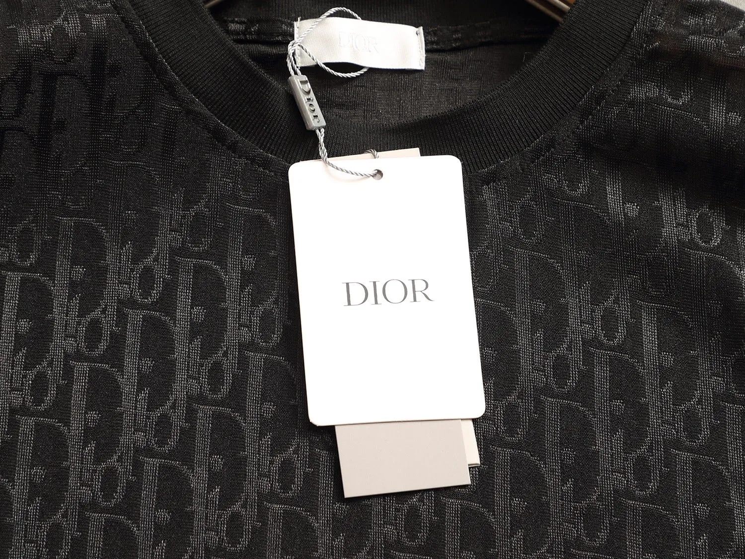 🅿️170 Doir Dior micro-wide version XS-L new exclusive limited edition 25 years of the latest and top-notch full printed logo dark pattern towel embroidered letter logo plaid patch on the back of both sleeves exquisite heavy craftsmanship As the leader in the luxury world, 280g washed fabric T-shirts, D family is well-deserved. The first thing that catches the eye on the piece I am going to talk about today is the two loose and comfortable styles~~The ribbed round neck is the best modification of its version, while B family has the upper body LOGO listed on the front, and the unique pin design uses a color matching design to highlight the texture! Cow Black and white, the most traditional modification method and the simplest color scale contrast form the strongest and direct contrast, and this is often the most concise and clear minimalist modification method~~A nostalgic classic atmosphere also spreads in this work inadvertently! ! Coupled with the blessing of pure cotton material, both the upper body comfort and the existence are unparalleled. It can be said to be a must-have companion in summer. The excellent breathability and comfortable wearing feeling are unparalleled~ Recommended! ! Size: XS S M L Color: Black White Navy Size Chart: