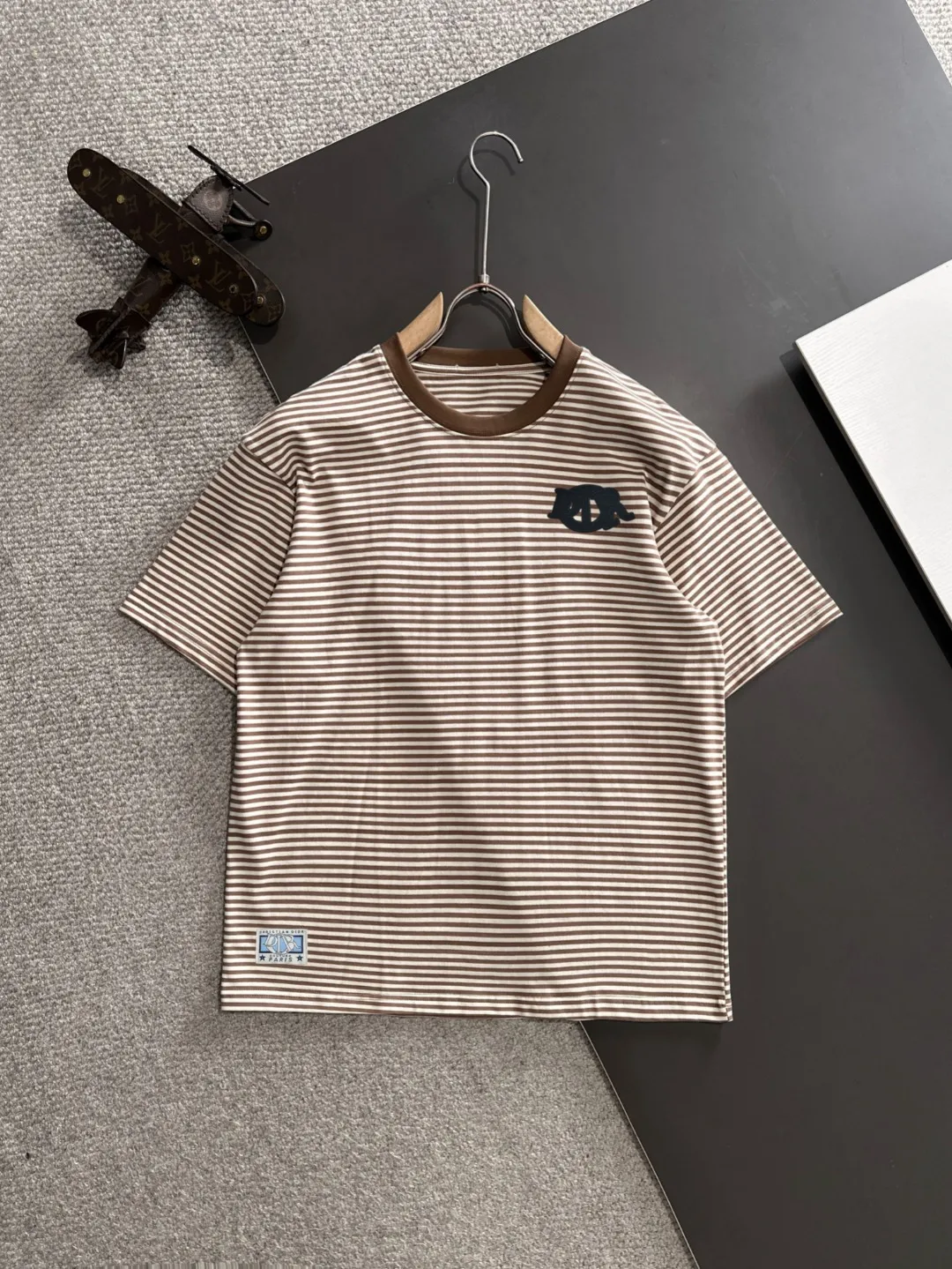 🅿️270 Shipped next day Dior 2025 early spring new style (top quality, differentiated currency) The launch of striped fabric short sleeves Early spring catwalk style Personalized and exclusive style Same style for men and women Made of imported custom dyed fabric Back collar chain bottom full shoulder coverage No deformation or shrinkage when exposed to water SIZE: M to 3XL