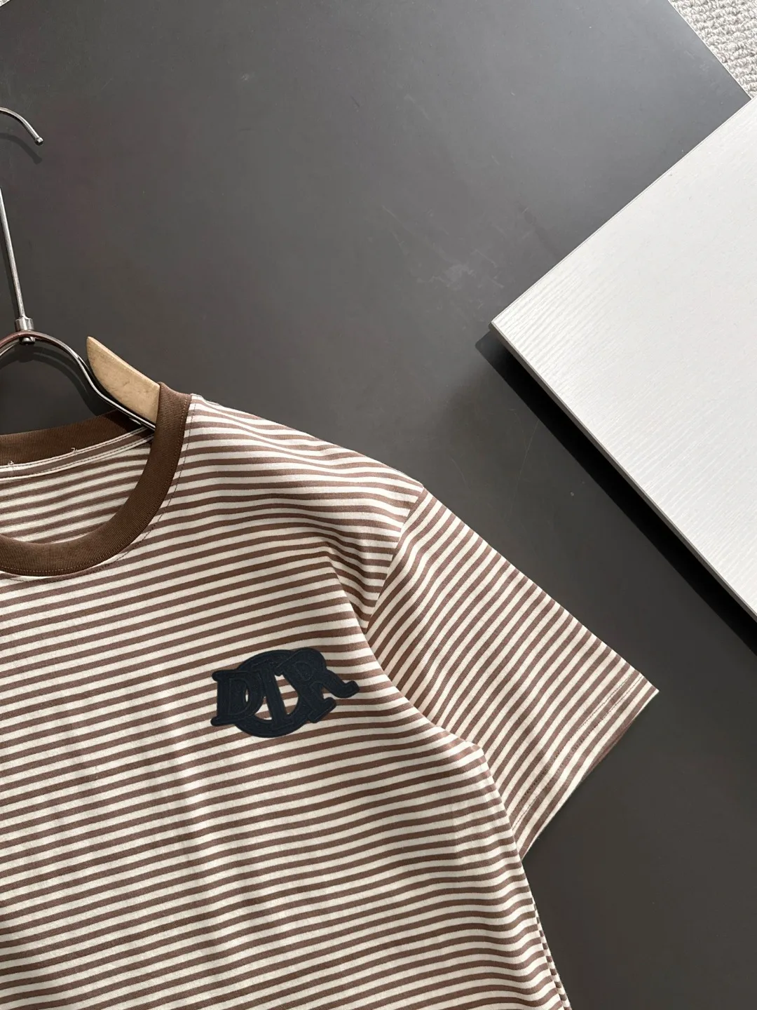 🅿️270 Shipped next day Dior 2025 early spring new style (top quality, differentiated currency) The launch of striped fabric short sleeves Early spring catwalk style Personalized and exclusive style Same style for men and women Made of imported custom dyed fabric Back collar chain bottom full shoulder coverage No deformation or shrinkage when exposed to water SIZE: M to 3XL