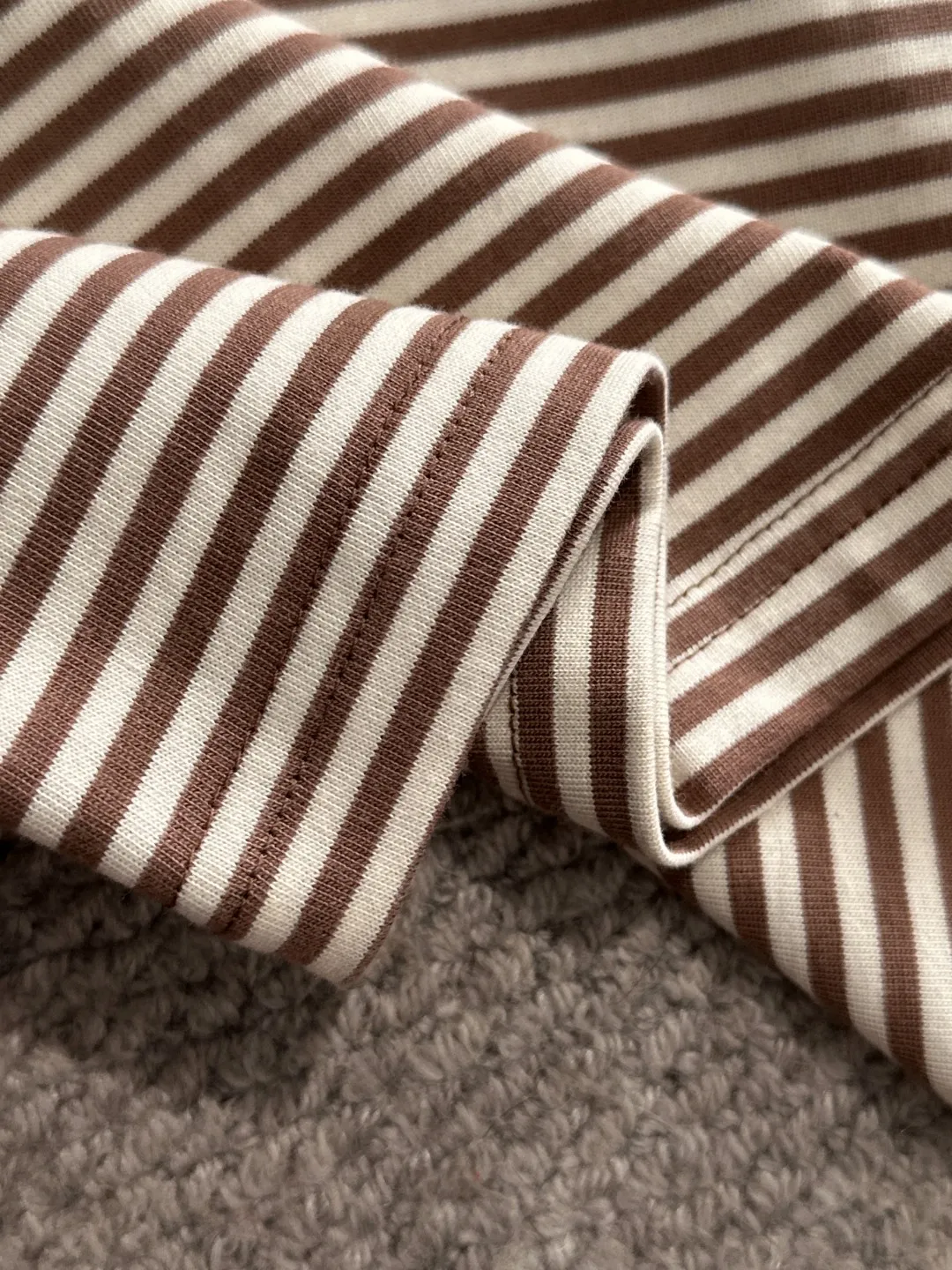 🅿️270 Shipped next day Dior 2025 early spring new style (top quality, differentiated currency) The launch of striped fabric short sleeves Early spring catwalk style Personalized and exclusive style Same style for men and women Made of imported custom dyed fabric Back collar chain bottom full shoulder coverage No deformation or shrinkage when exposed to water SIZE: M to 3XL