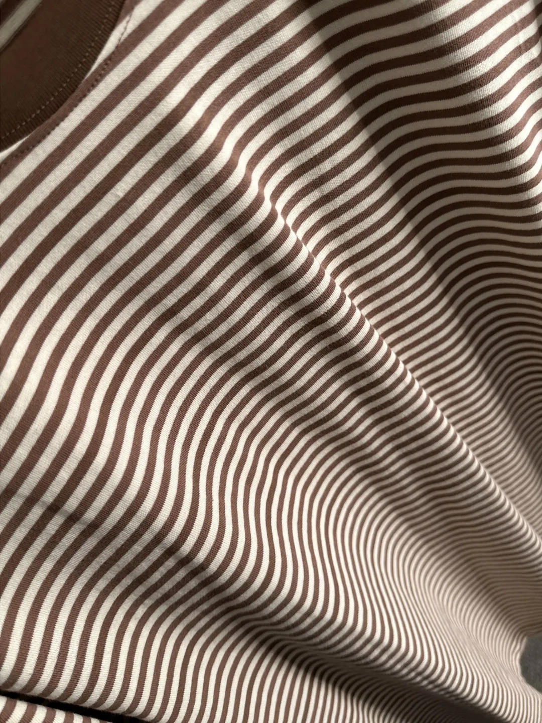 🅿️270 Shipped next day Dior 2025 early spring new style (top quality, differentiated currency) The launch of striped fabric short sleeves Early spring catwalk style Personalized and exclusive style Same style for men and women Made of imported custom dyed fabric Back collar chain bottom full shoulder coverage No deformation or shrinkage when exposed to water SIZE: M to 3XL