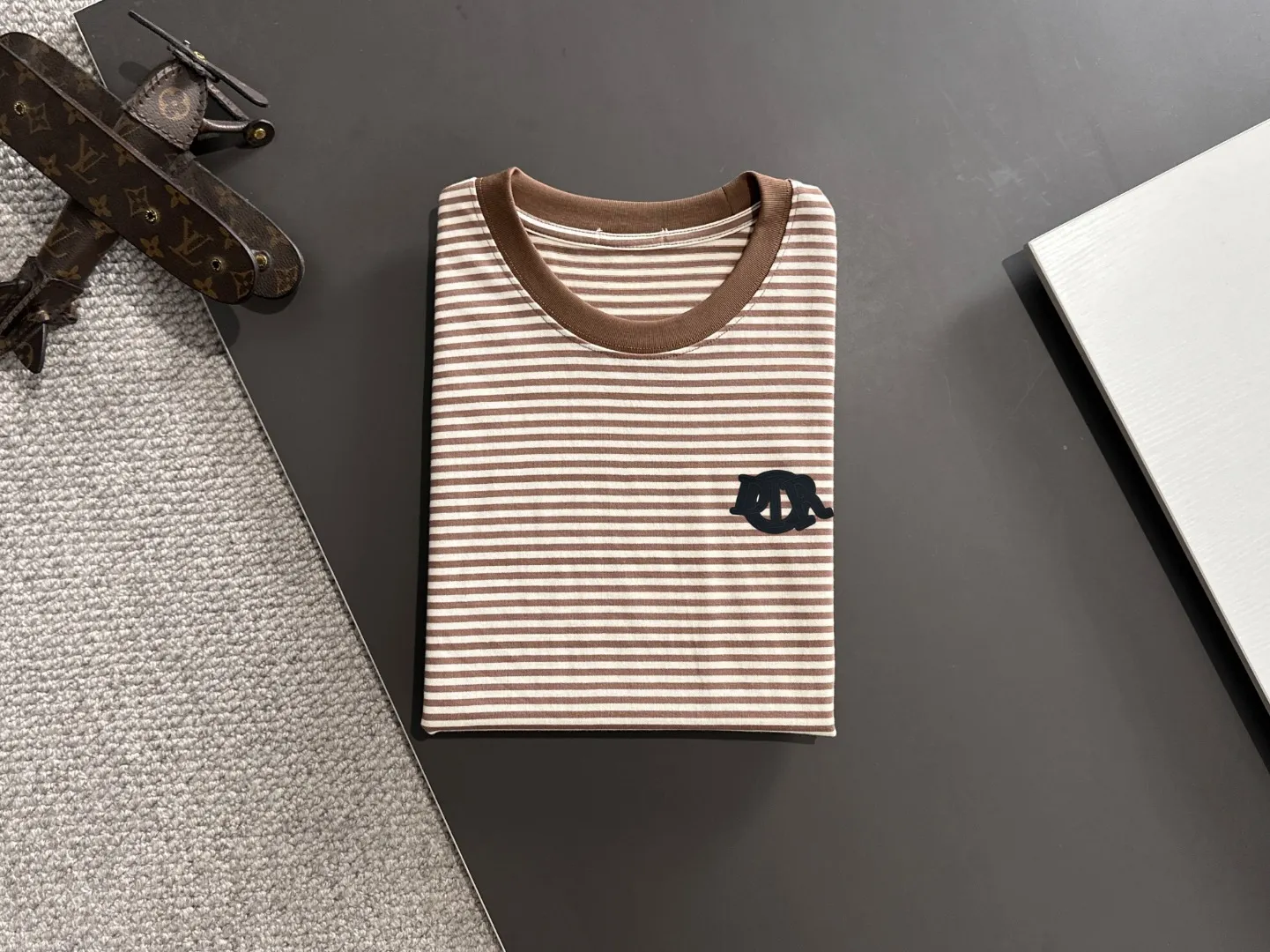 🅿️270 Shipped next day Dior 2025 early spring new style (top quality, differentiated currency) The launch of striped fabric short sleeves Early spring catwalk style Personalized and exclusive style Same style for men and women Made of imported custom dyed fabric Back collar chain bottom full shoulder coverage No deformation or shrinkage when exposed to water SIZE: M to 3XL