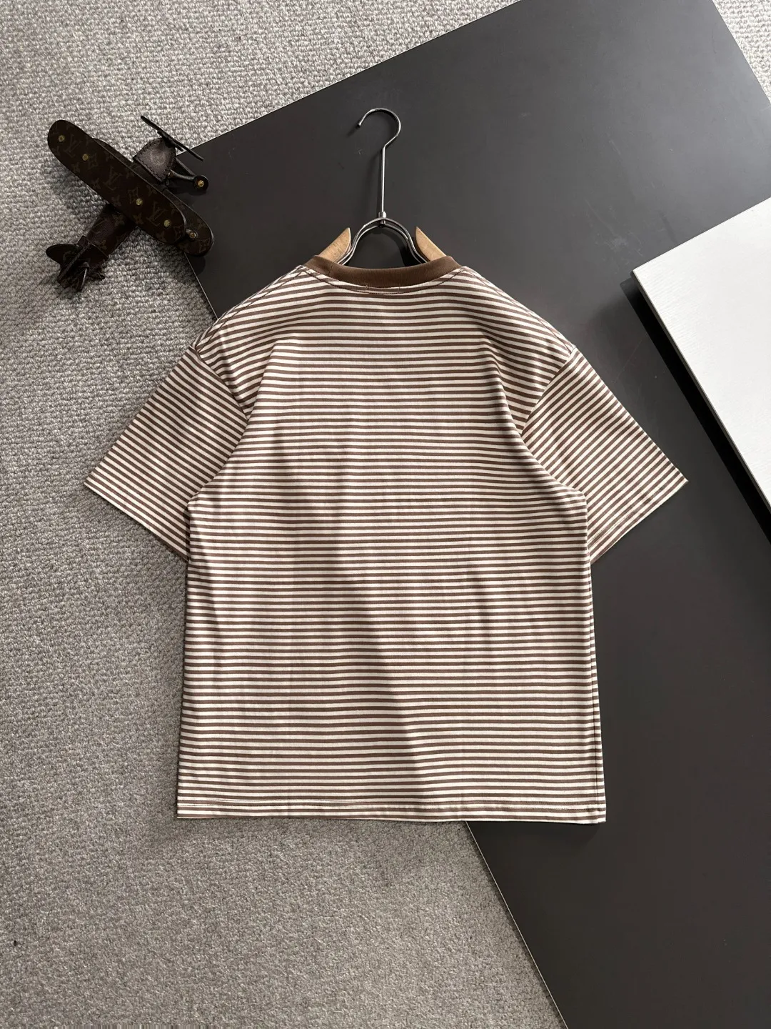 🅿️270 Shipped next day Dior 2025 early spring new style (top quality, differentiated currency) The launch of striped fabric short sleeves Early spring catwalk style Personalized and exclusive style Same style for men and women Made of imported custom dyed fabric Back collar chain bottom full shoulder coverage No deformation or shrinkage when exposed to water SIZE: M to 3XL
