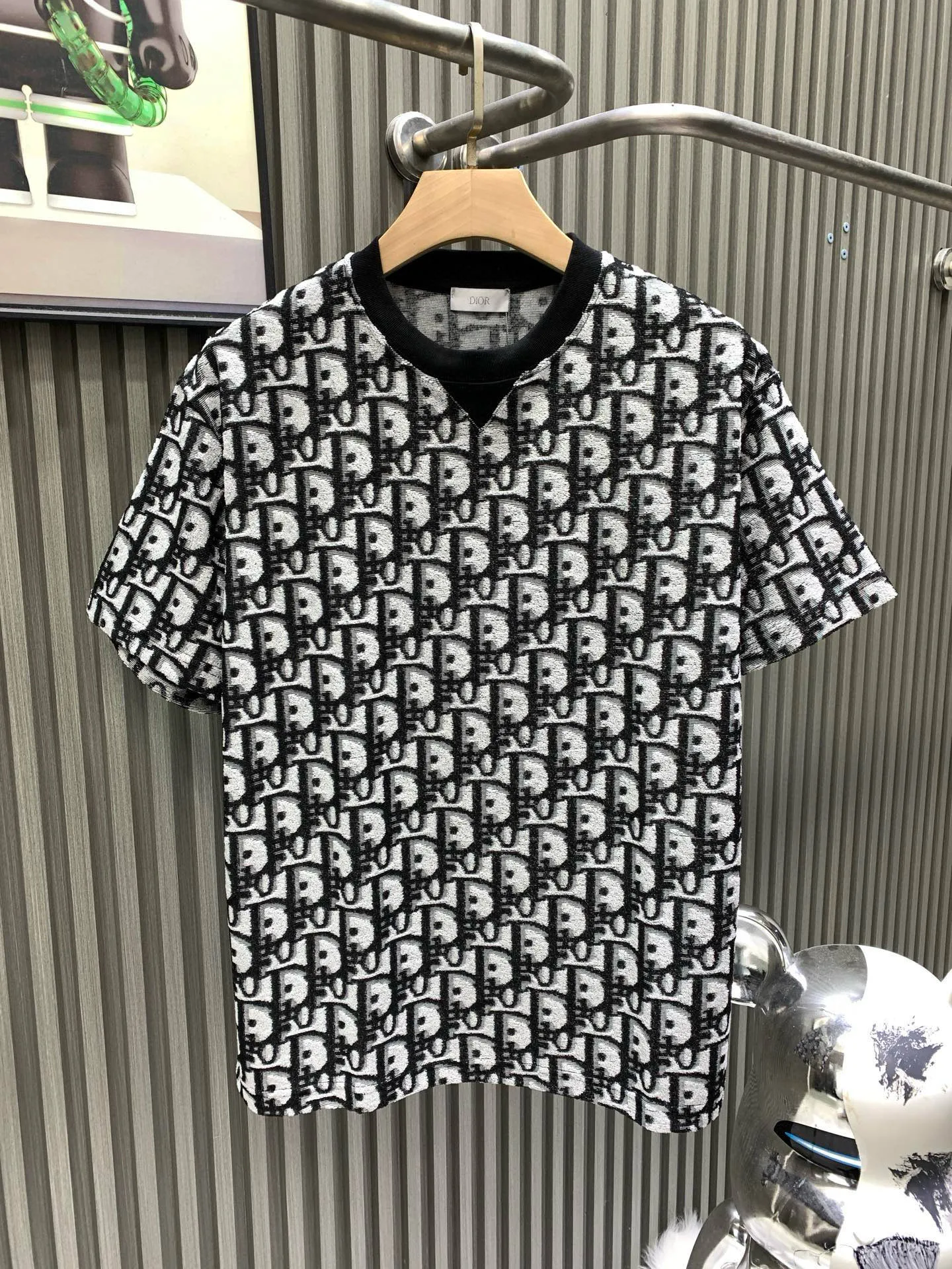 🅿️220 🀄️ DIOR Dior 25ss all-over printed jacquard knitted towel short sleeves. Original purchase: 7,700. The fabric is made of custom-woven 21-count plain weave base 280g pure cotton jacquard knitted fabric. It is interwoven with imported special German gamma cylinder towel machine. 28-cylinder fine thread weaving. The bottom is not grasped first for easy adhesion. It is penetrated and fixed twice before being evaporated and washed. Soft and breathable positioning printing allows each pattern to be perfectly restored. Full-width counter-positioned burnt pattern pieces to restore the brightness of colors. Repeated test pieces to adjust the color difference and then carry out second-step hair picking at the bottom. Jacquard positioning of the front horizontal bar strips. Laser positioning of hand-cut flower pieces. Patterns arranged in bands at the back. The front and rear panels are cut along the same direction. Fully manual flower cutting. The base layer looks great when worn alone. It is better to match the same style.